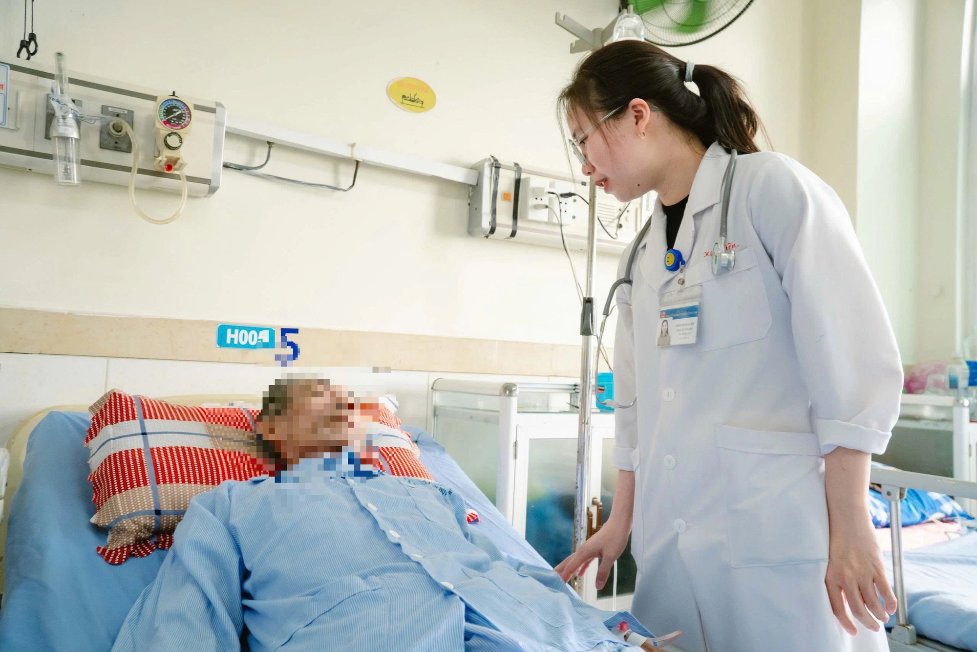 Liên tiếp cứu thành công 2 ca đột quỵ não cấp ở người lớn tuổi 10 Đà Nẵng: Chạy đua 'giờ vàng', cứu sống liên tiếp hai cụ ông đột quỵ não - Ảnh 1.