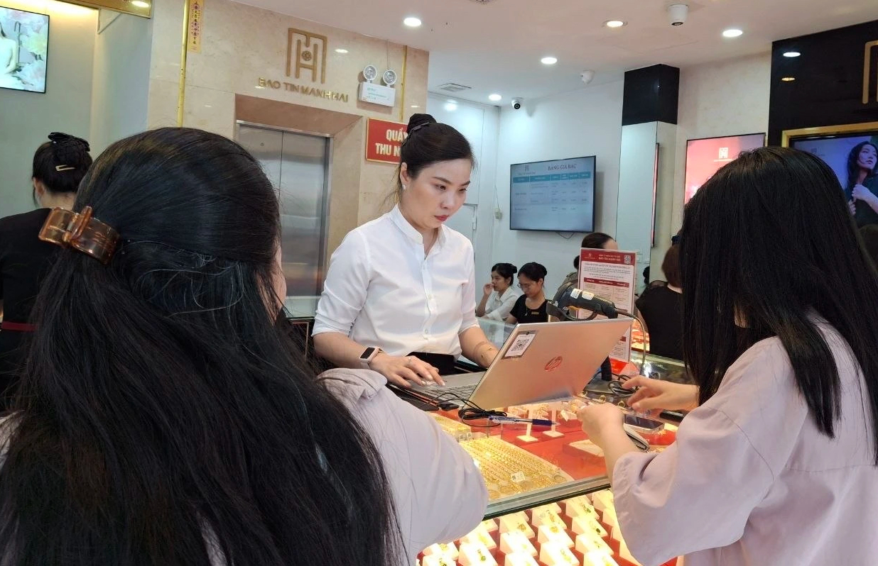 Vàng, bạc đua nhau giảm giá, sắp tới sẽ ra sao? - Ảnh 1.