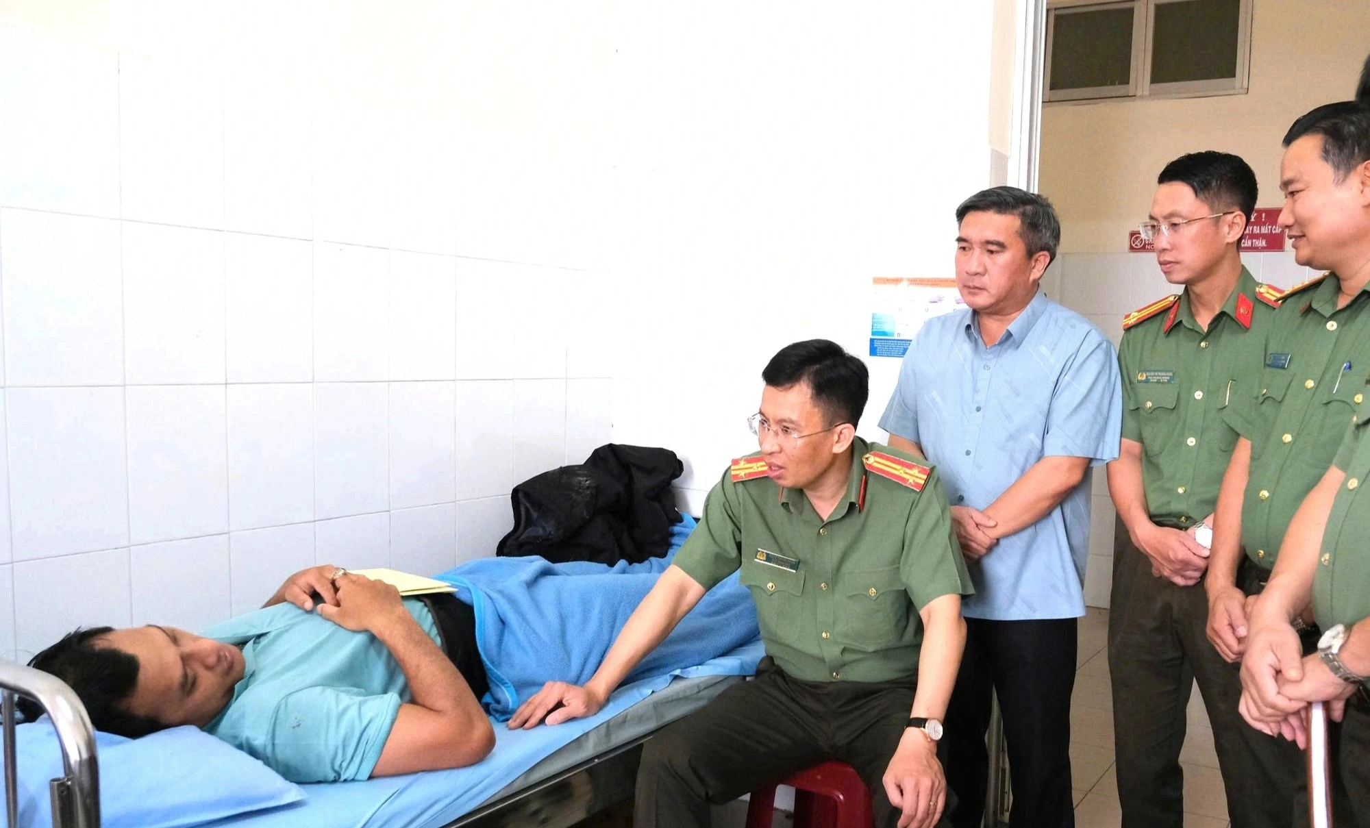 Thiếu tá công an bị thương khi truy bắt nhóm trộm chó ở Đà Lạt - Ảnh 1.
