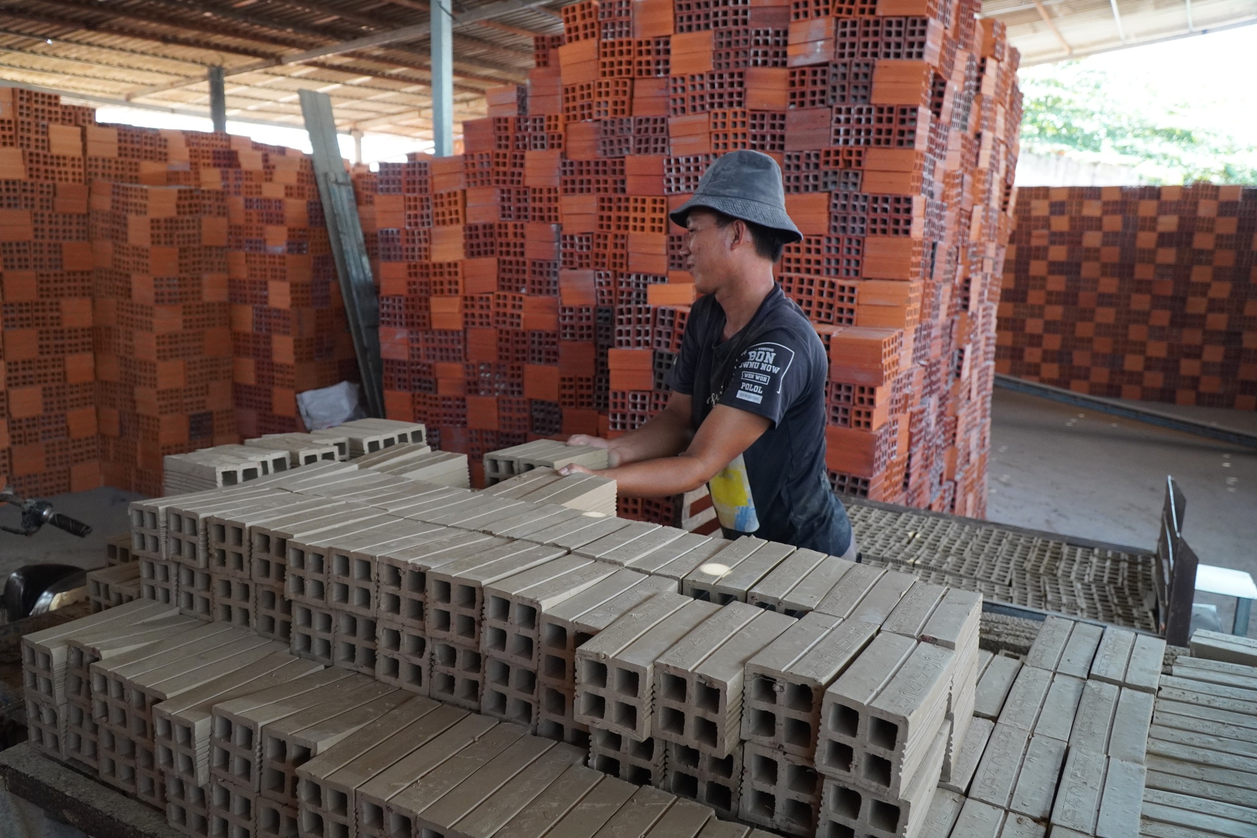 Ngành gạch gốm Vĩnh Long 'kêu cứu' vì thiếu nguyên liệu sản xuất- Ảnh 1. Ngành gạch gốm Vĩnh Long 'kêu cứu' vì thiếu nguyên liệu sản xuất- Ảnh 1.