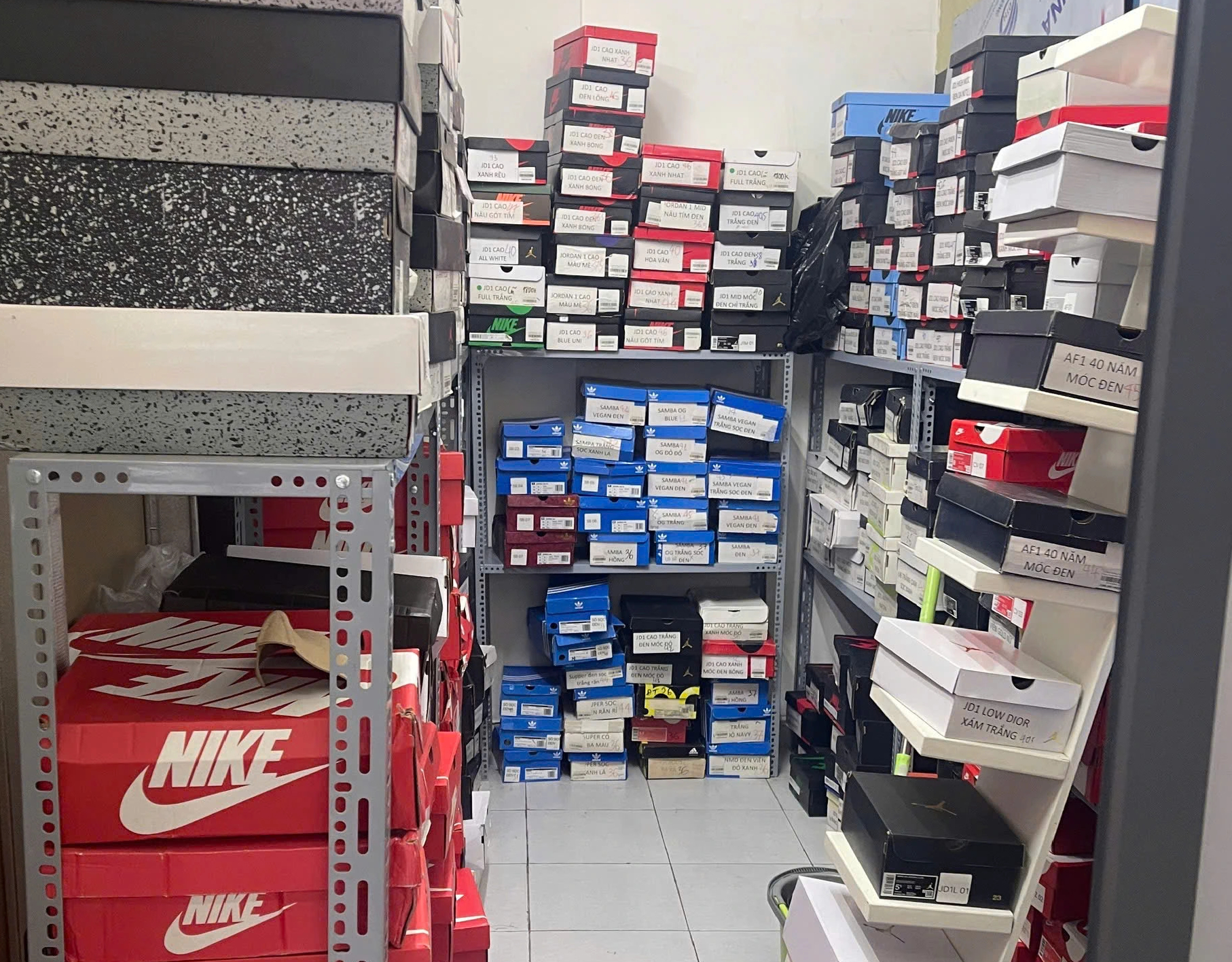 Công an TP.HCM triệt phá đường dây giày, dép hiệu giả quy mô khủng - Ảnh 2.