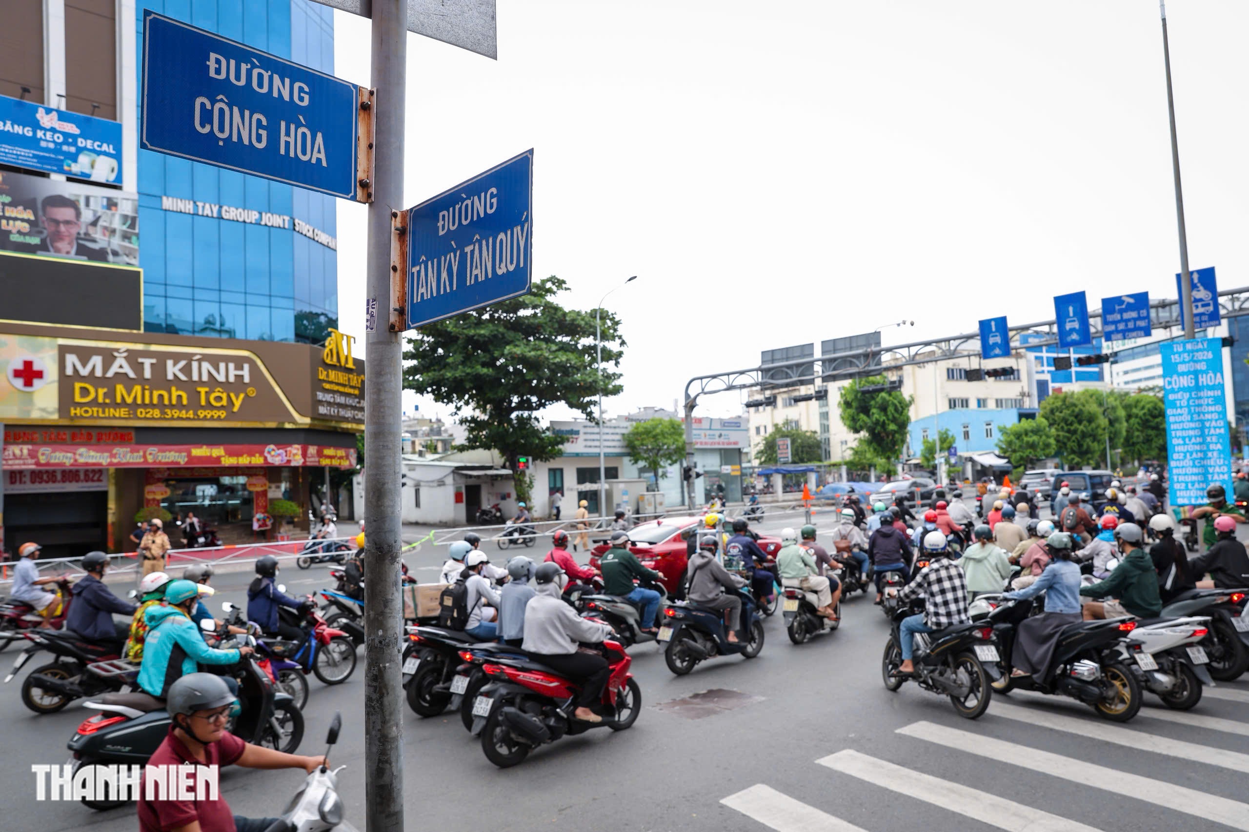 Đảo chiều đường Cộng H&ograve;a: Mở lối sang đường, người đi bộ vẫn lo - Ảnh 5.