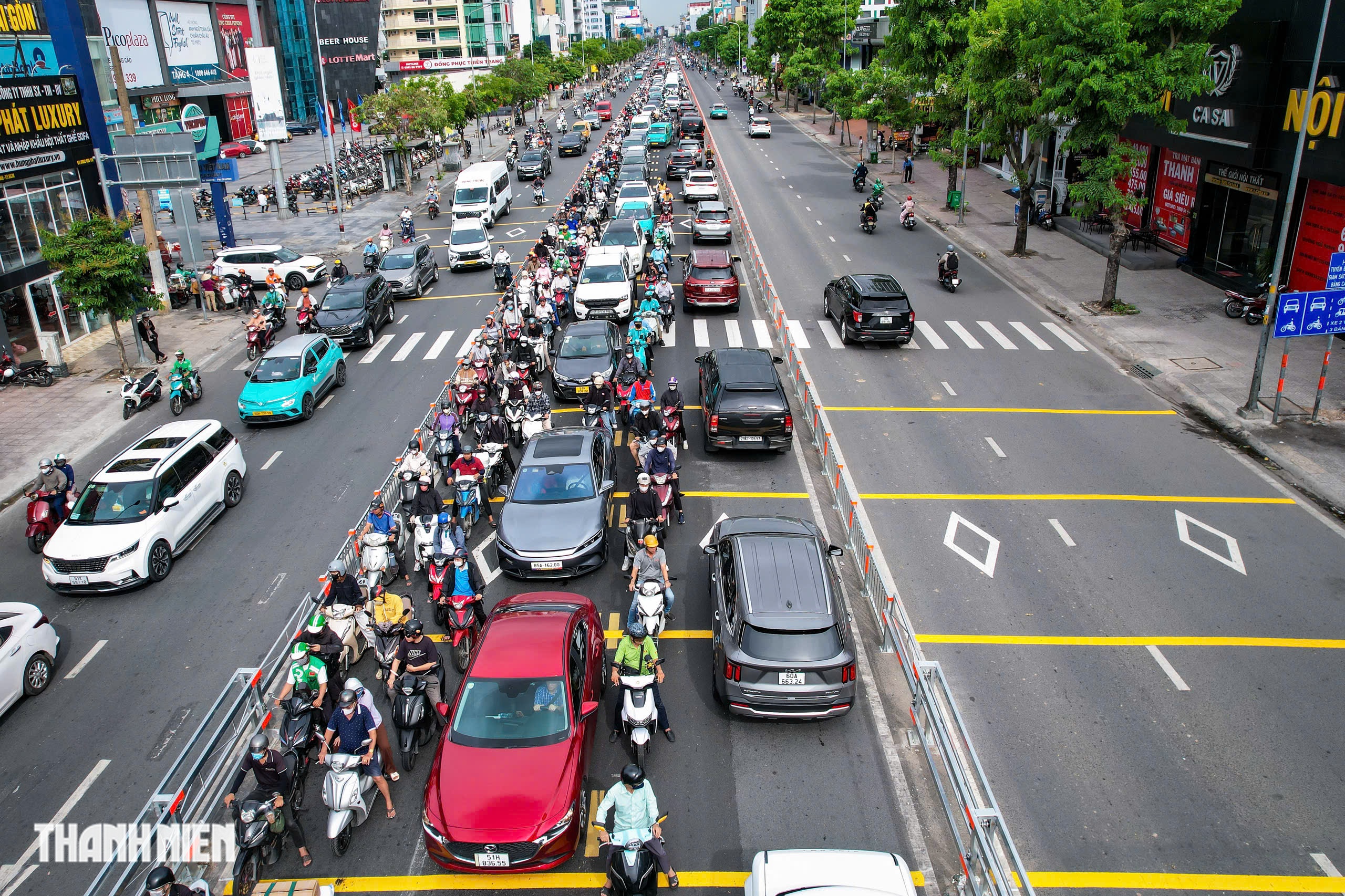 Đảo chiều đường Cộng H&ograve;a: Mở lối sang đường, người đi bộ vẫn lo - Ảnh 7.