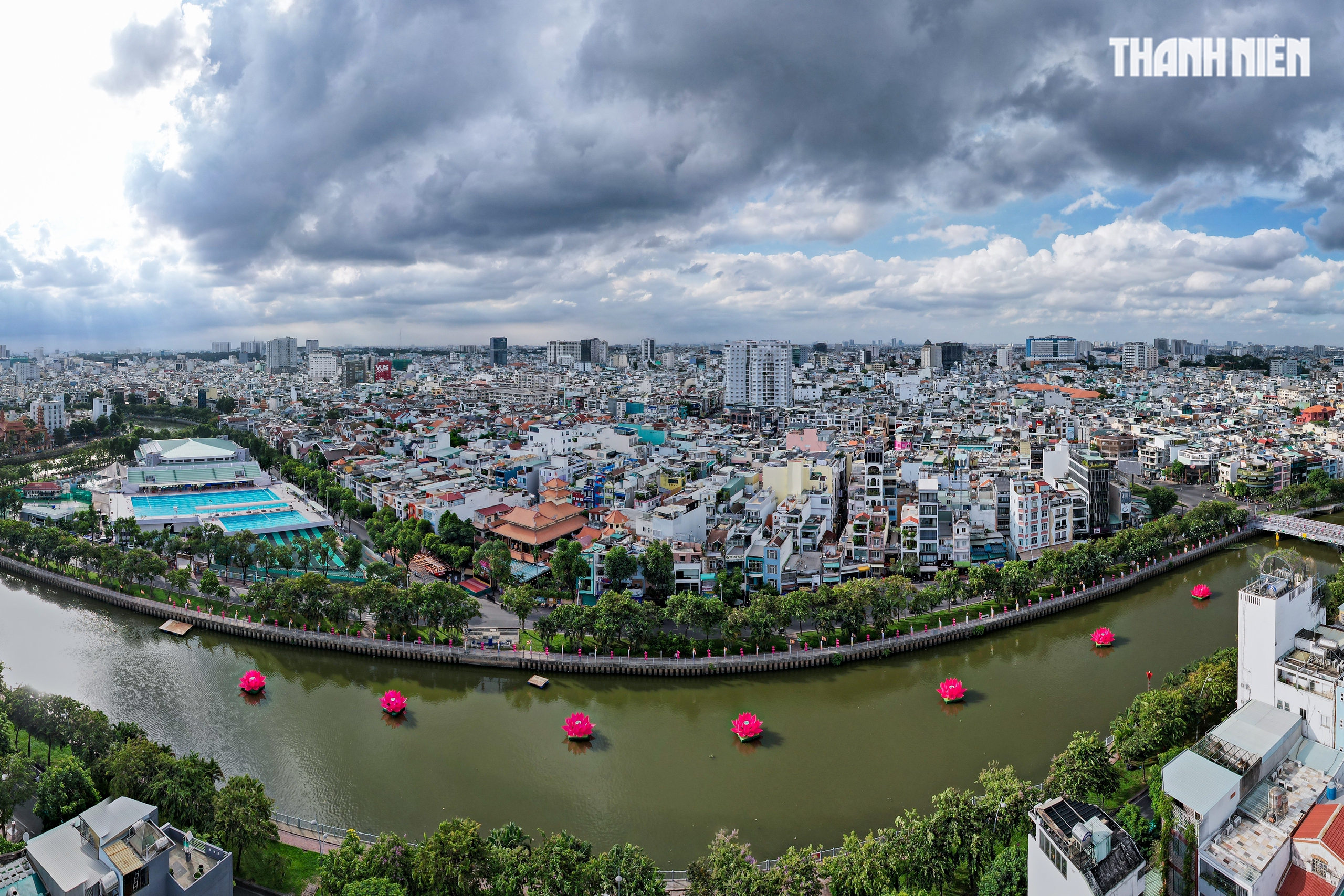 Chùa chiền, đường phố TP.HCM rực sắc cờ hoa mừng Đại lễ Phật đản 2026 - Ảnh 12.