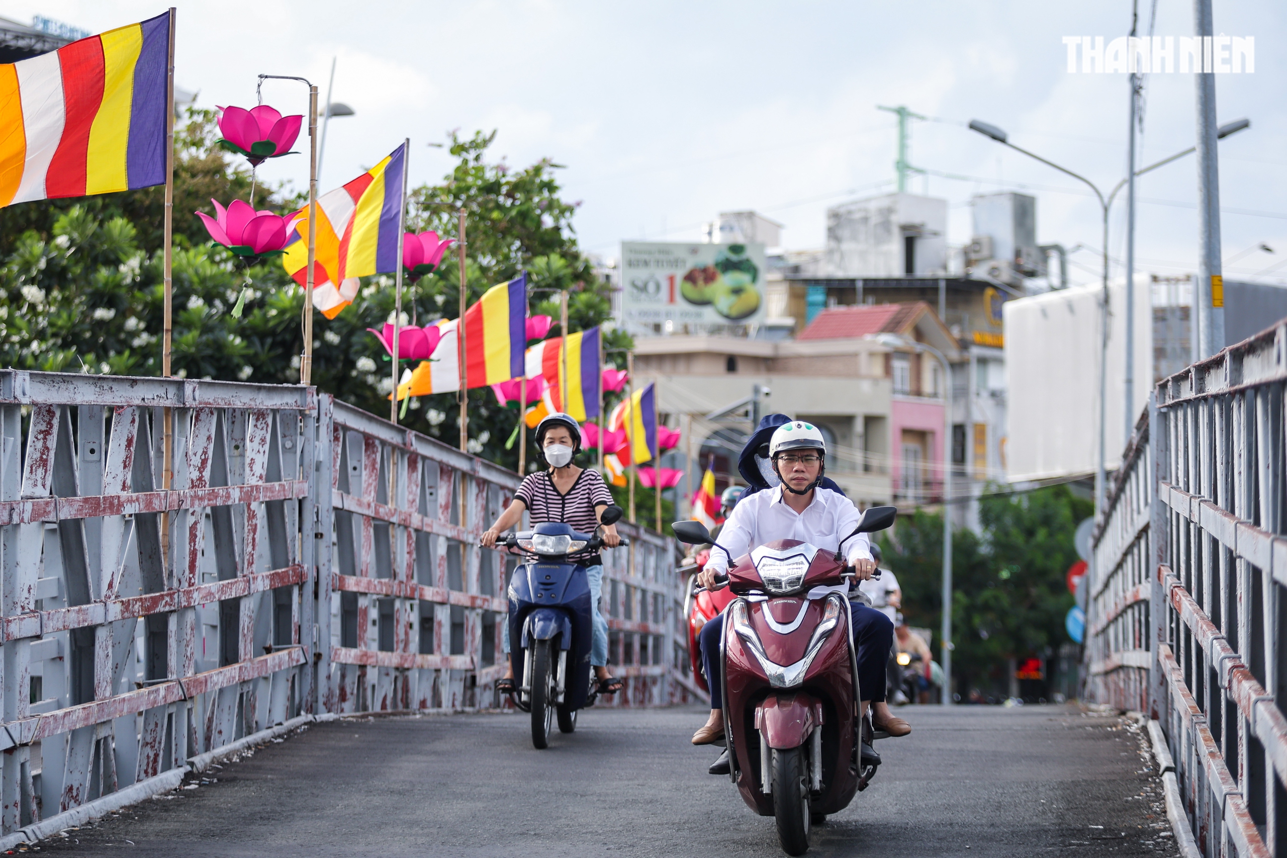Chùa chiền, đường phố TP.HCM rực sắc cờ hoa mừng Đại lễ Phật đản 2026 - Ảnh 9.