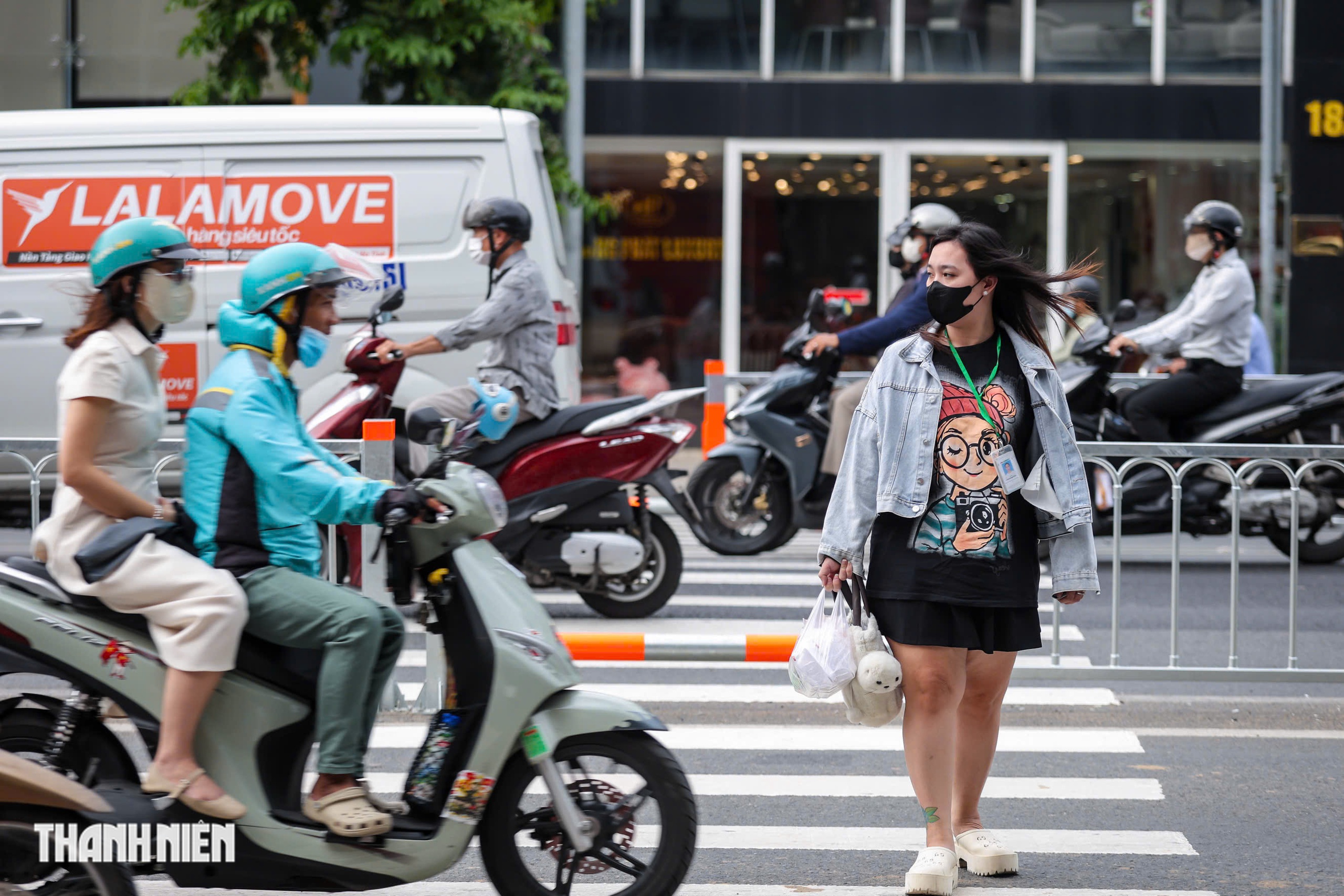 Đảo chiều đường Cộng H&ograve;a: Mở lối sang đường, người đi bộ vẫn lo - Ảnh 2.