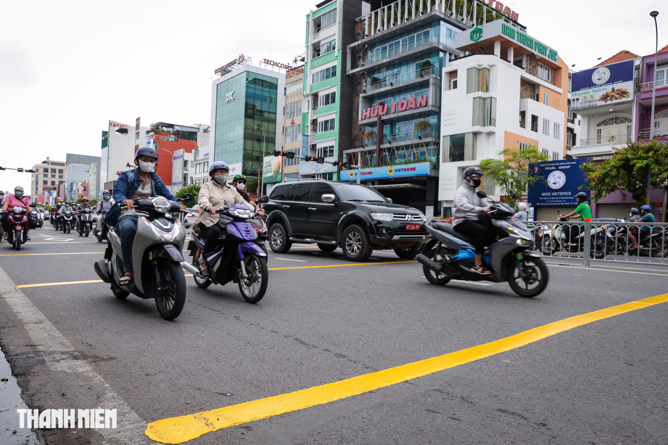 Đảo chiều đường Cộng H&ograve;a: Mở lối sang đường, người đi bộ vẫn lo - Ảnh 3.