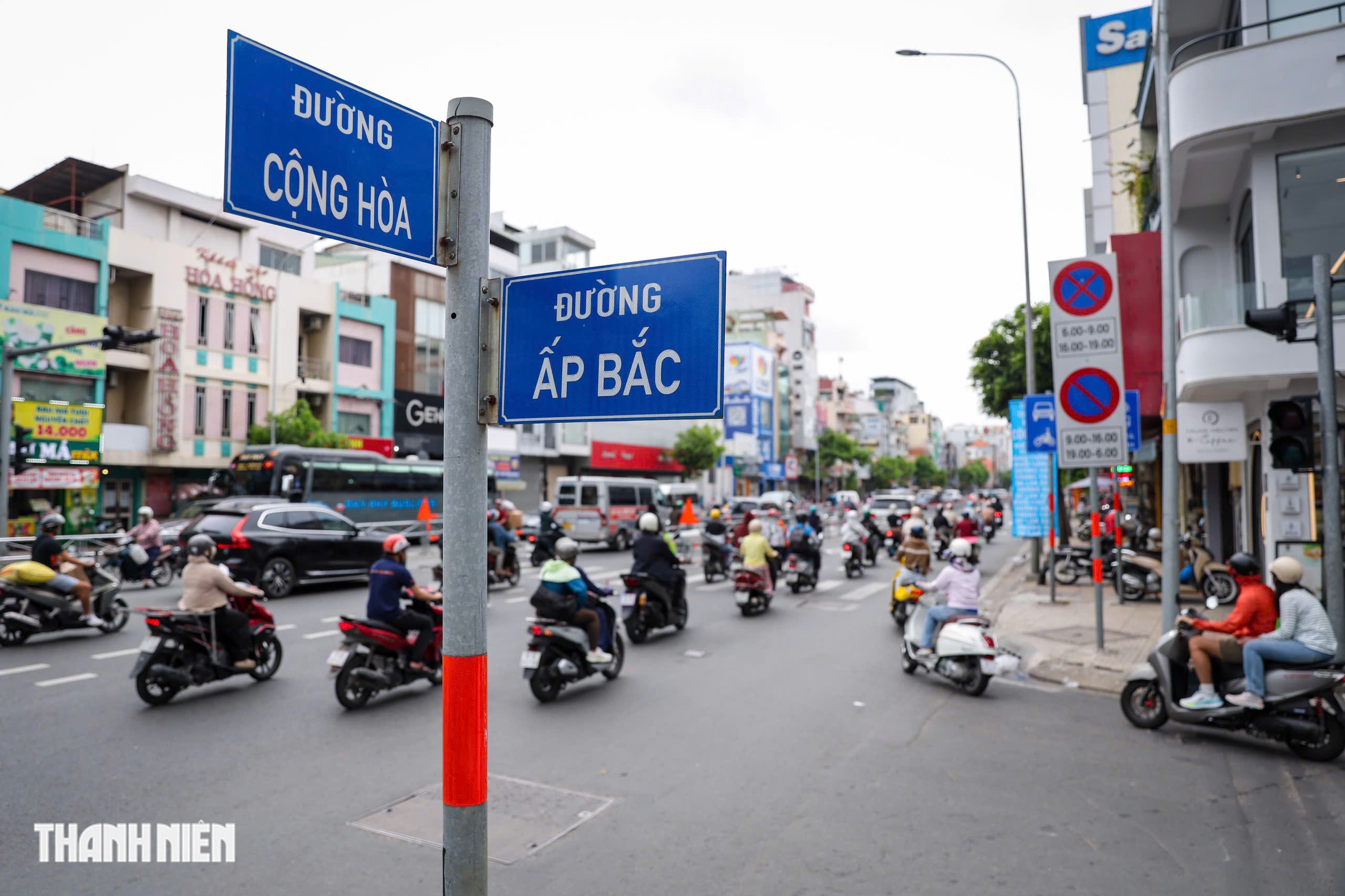Đảo chiều đường Cộng H&ograve;a: Mở lối sang đường, người đi bộ vẫn lo - Ảnh 9.