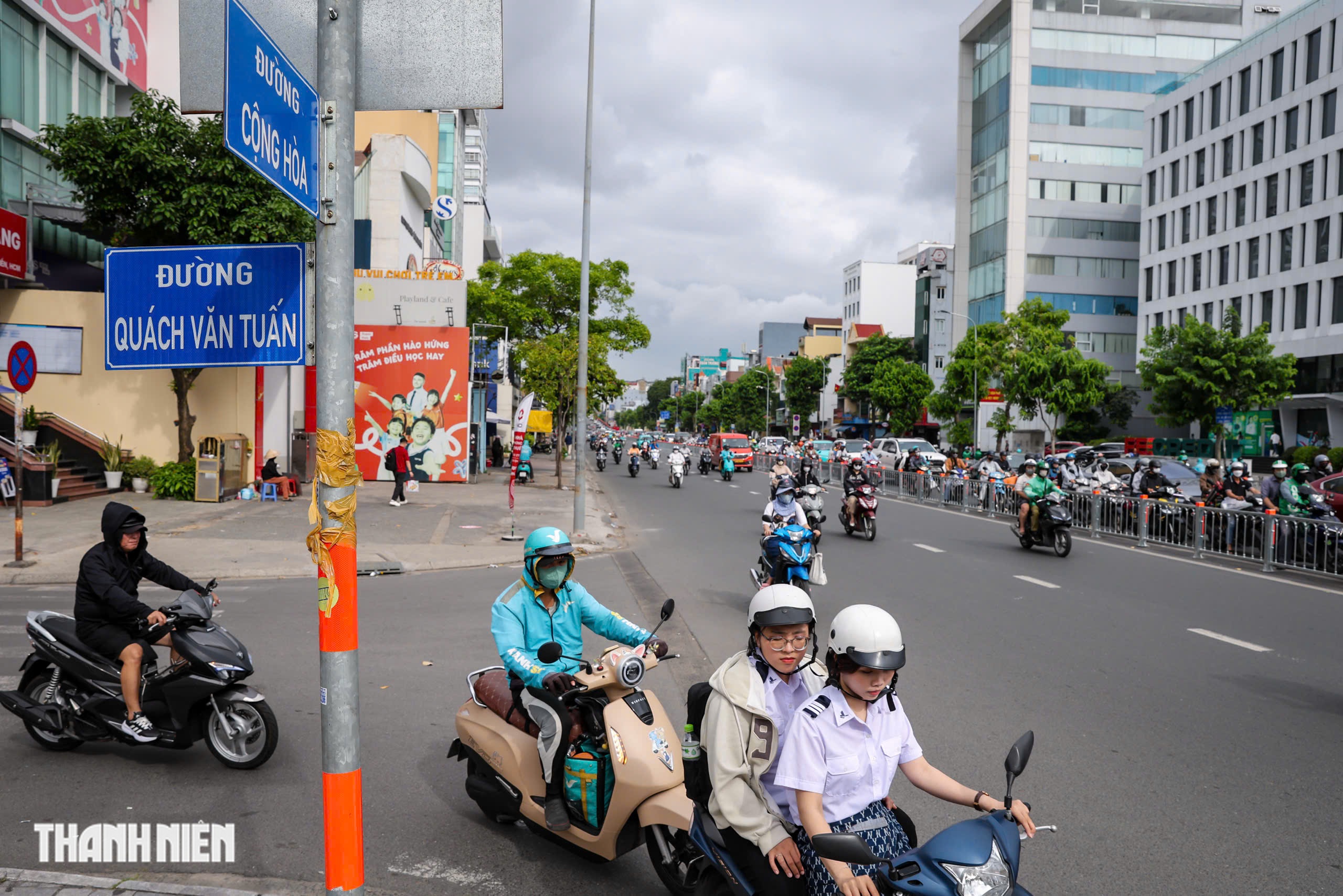 Đảo chiều đường Cộng H&ograve;a: Mở lối sang đường, người đi bộ vẫn lo - Ảnh 10.