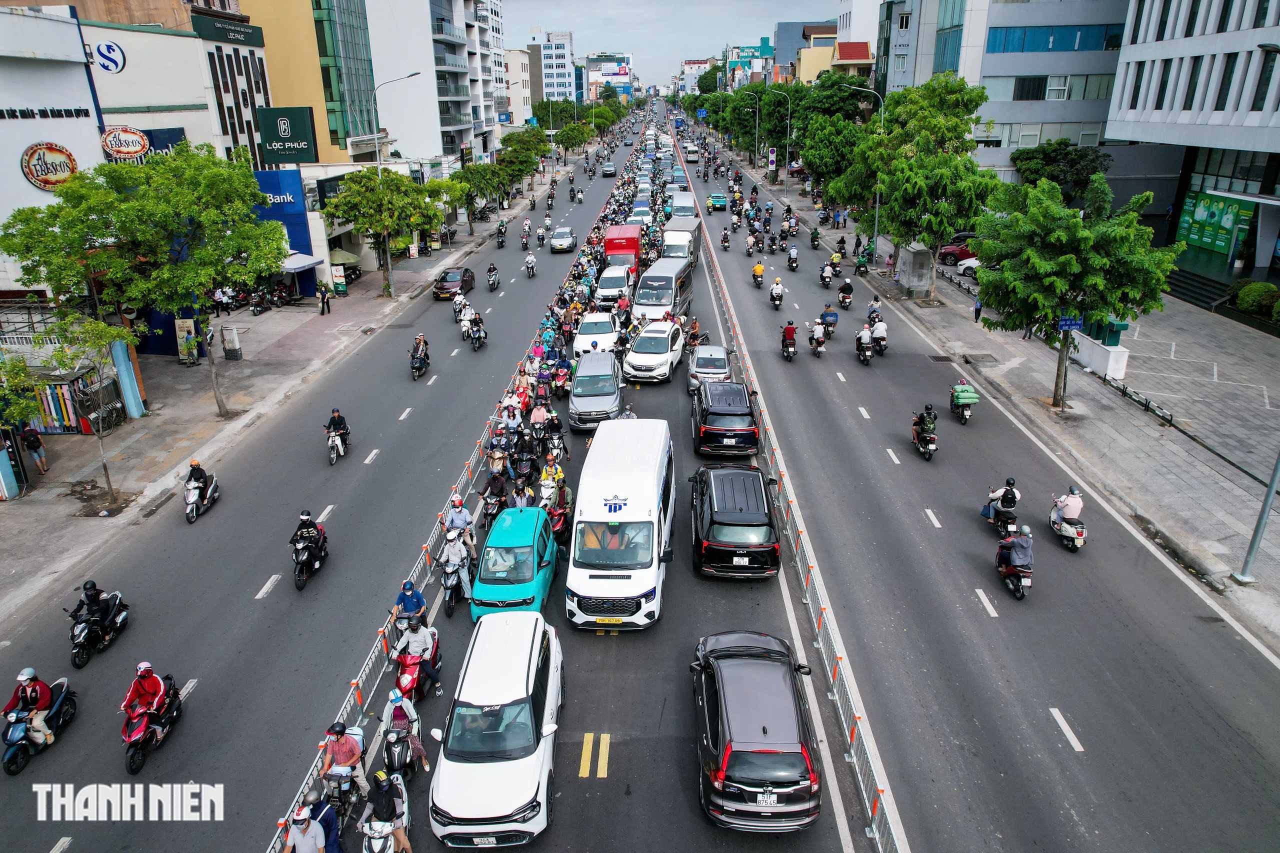 Đảo chiều đường Cộng H&ograve;a: Mở lối sang đường, người đi bộ vẫn lo - Ảnh 6.