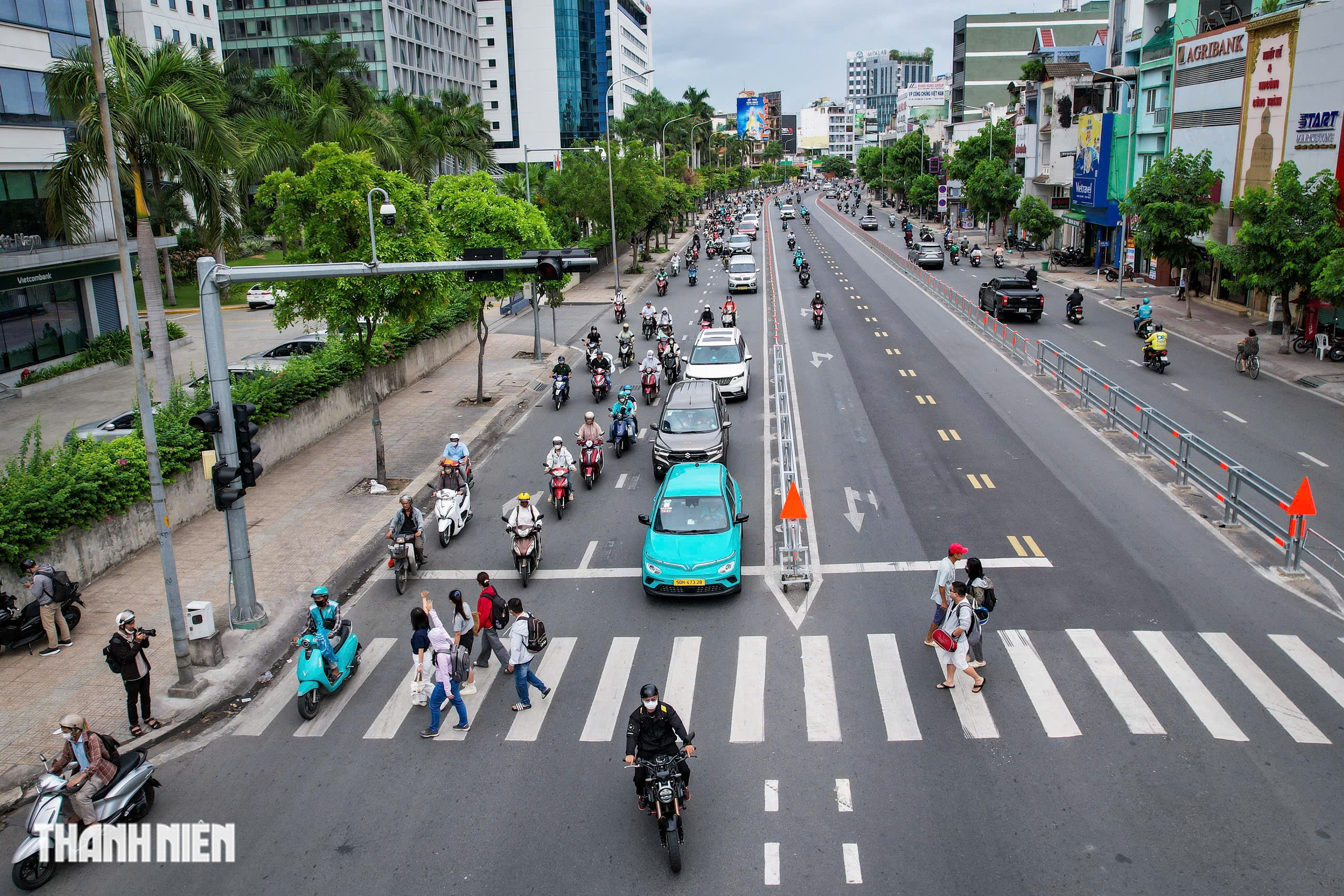 Đảo chiều đường Cộng H&ograve;a: Mở lối sang đường, người đi bộ vẫn lo - Ảnh 4.
