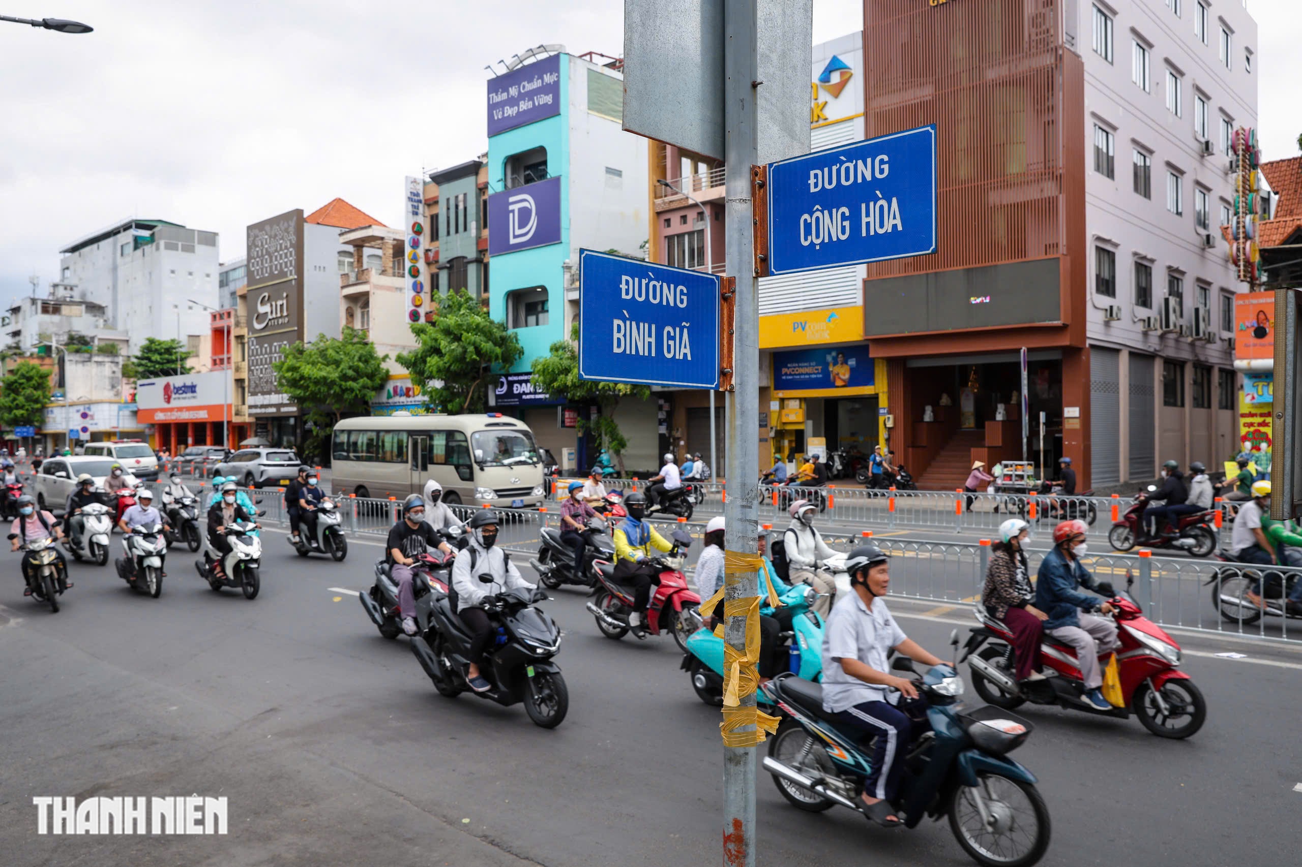 Đảo chiều đường Cộng H&ograve;a: Mở lối sang đường, người đi bộ vẫn lo - Ảnh 8.