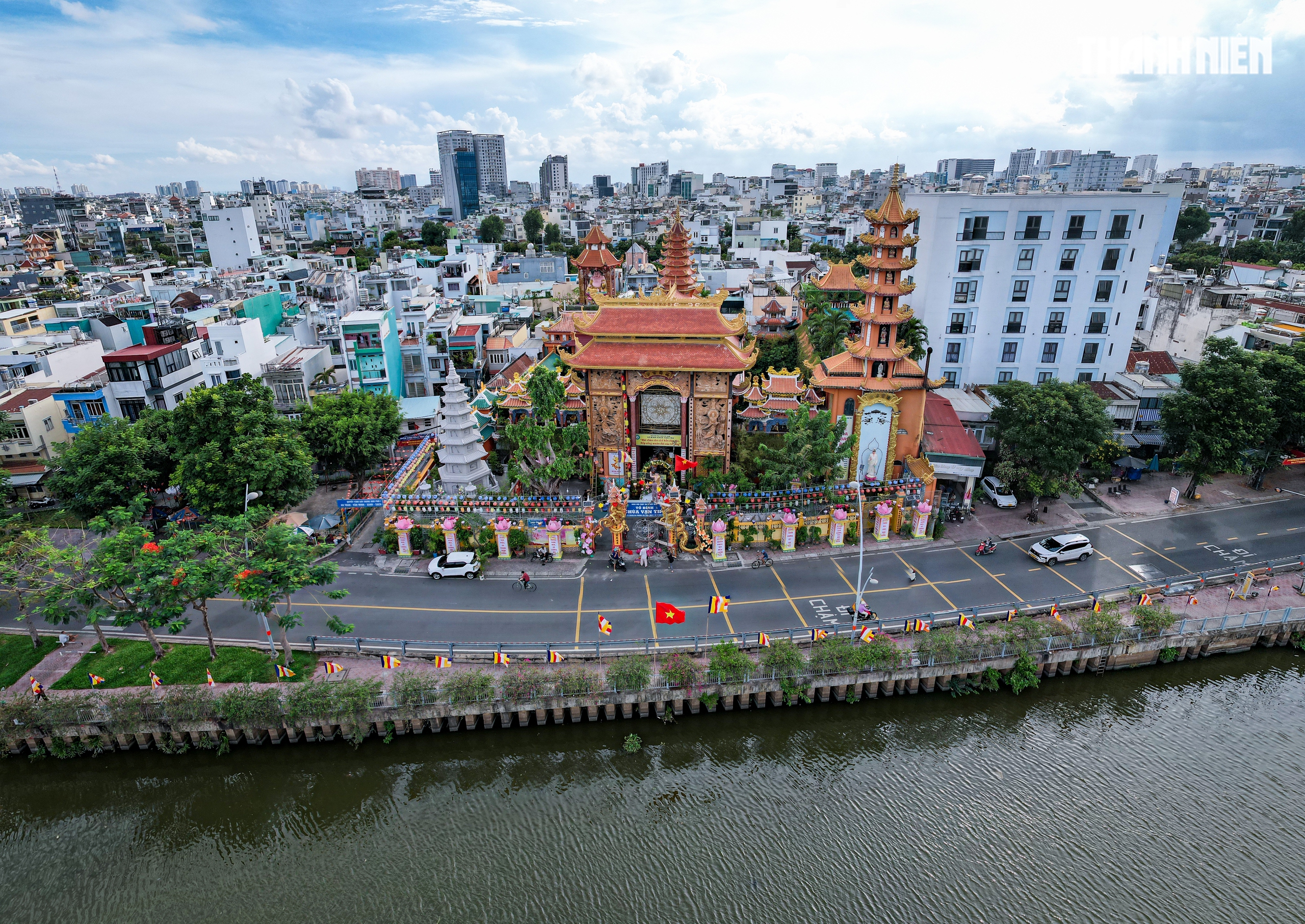 Chùa chiền, đường phố TP.HCM rực sắc cờ hoa mừng Đại lễ Phật đản 2026 - Ảnh 1.