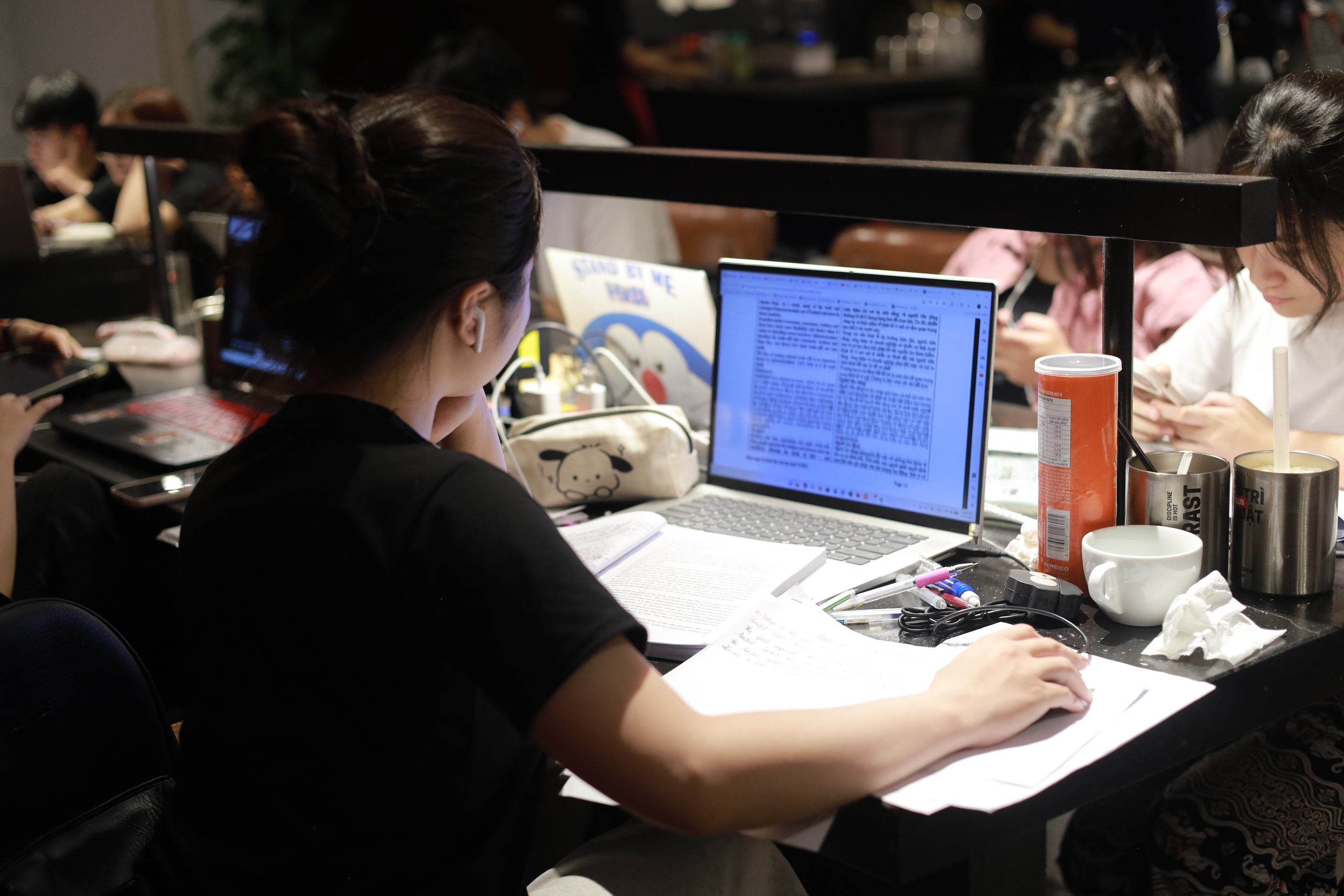 Chạy deadline xuy&ecirc;n đ&ecirc;m: 'Nỗ lực ảo' trong những đ&ecirc;m thức trắng - Ảnh 1.