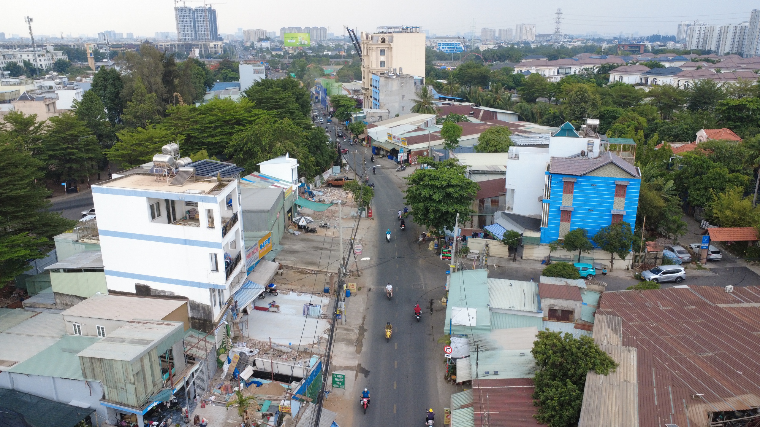 Sau nhiều năm chờ đợi, đoạn nghẽn 400m đường Đỗ Xuân Hợp bắt đầu được tháo gỡ - Ảnh 2.