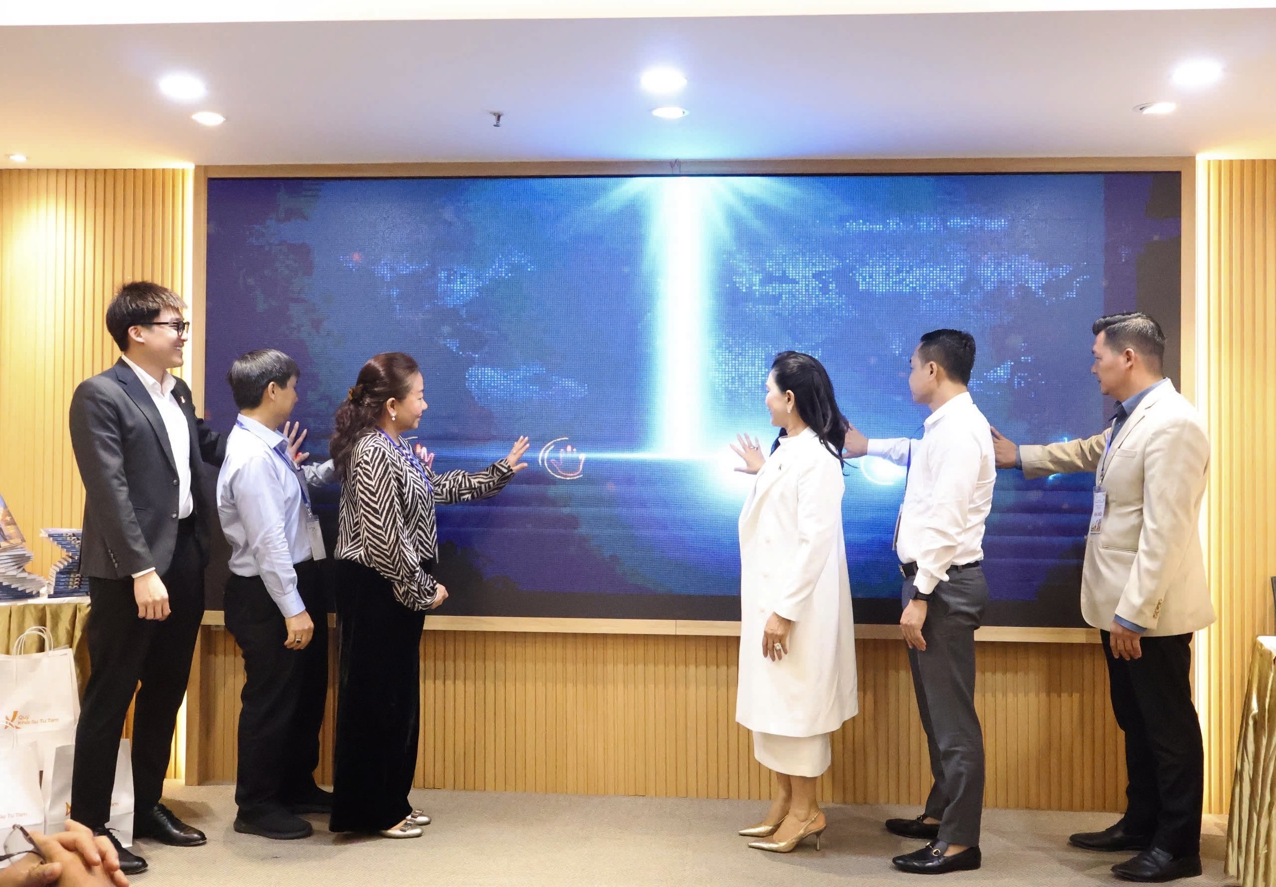 Ra mắt tủ sách 'Tri thức thiện nguyện' gây quỹ học bổng cho trẻ mồ côi - Ảnh 2.