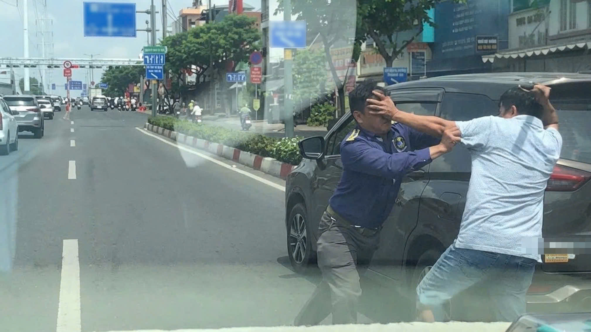 Đánh nhau sau va chạm giao thông: Công an TP.HCM cảnh báo dễ vướng án hình sự - Ảnh 1.