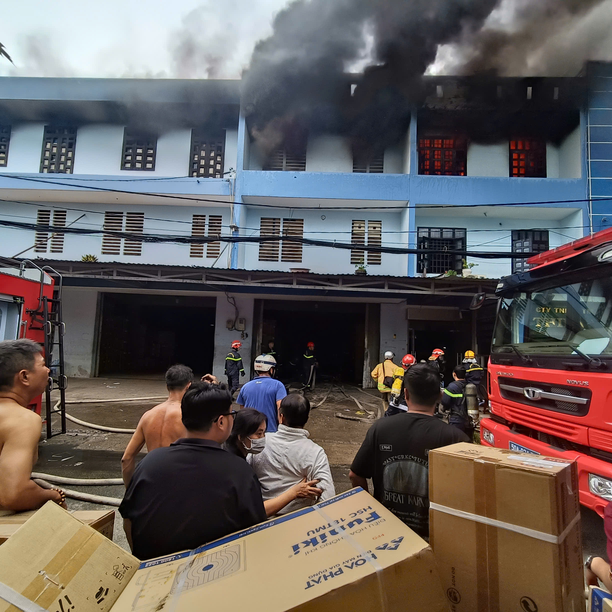TP.HCM: Cháy kho hàng điện máy gần chợ đầu mối- Ảnh 1. TP.HCM: Cháy kho hàng điện máy gần chợ đầu mối- Ảnh 1.
