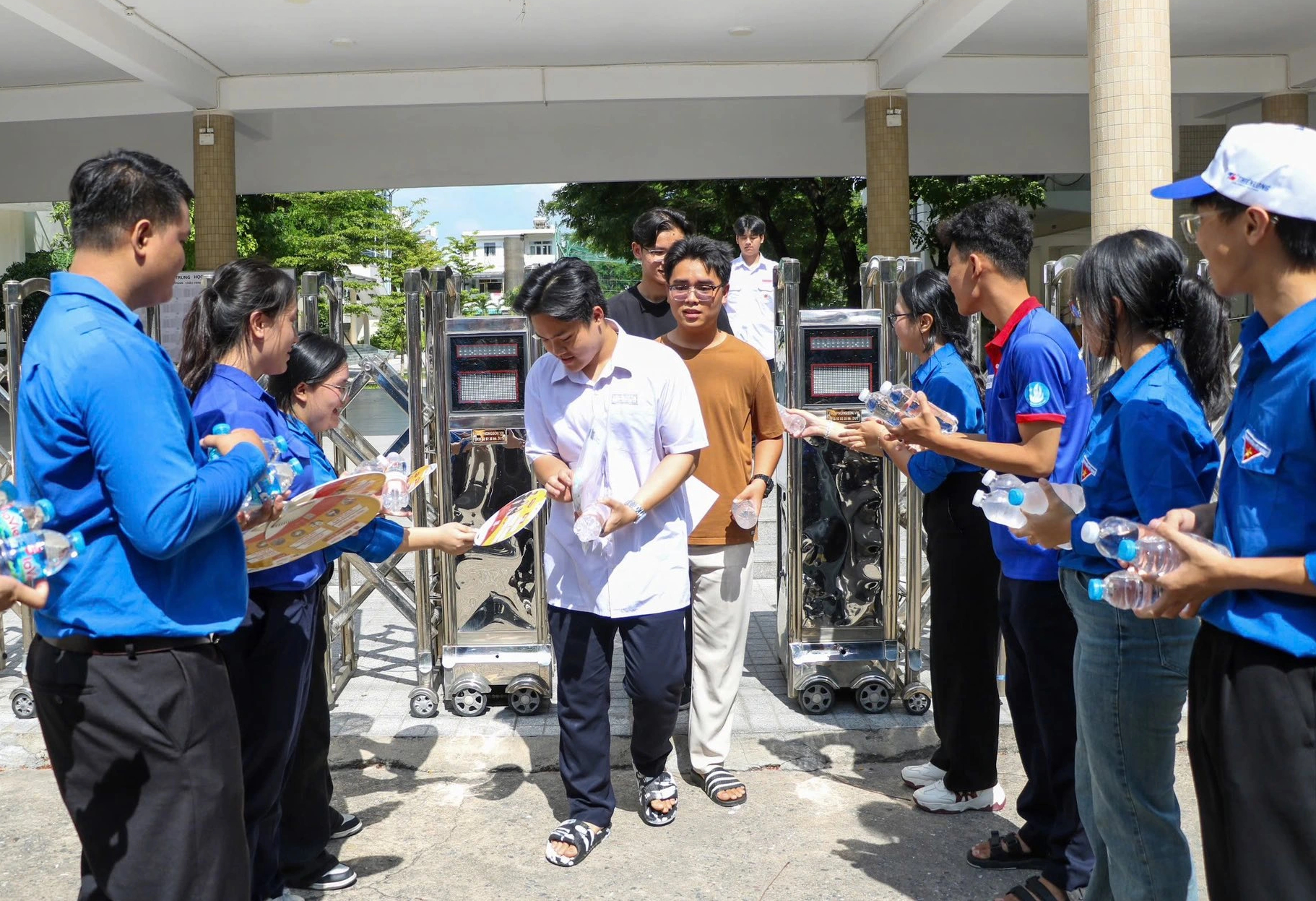 Áo xanh Đà Nẵng sẵn sàng 'đội nắng' tiếp sức sĩ tử thi lớp 10 - Ảnh 4.