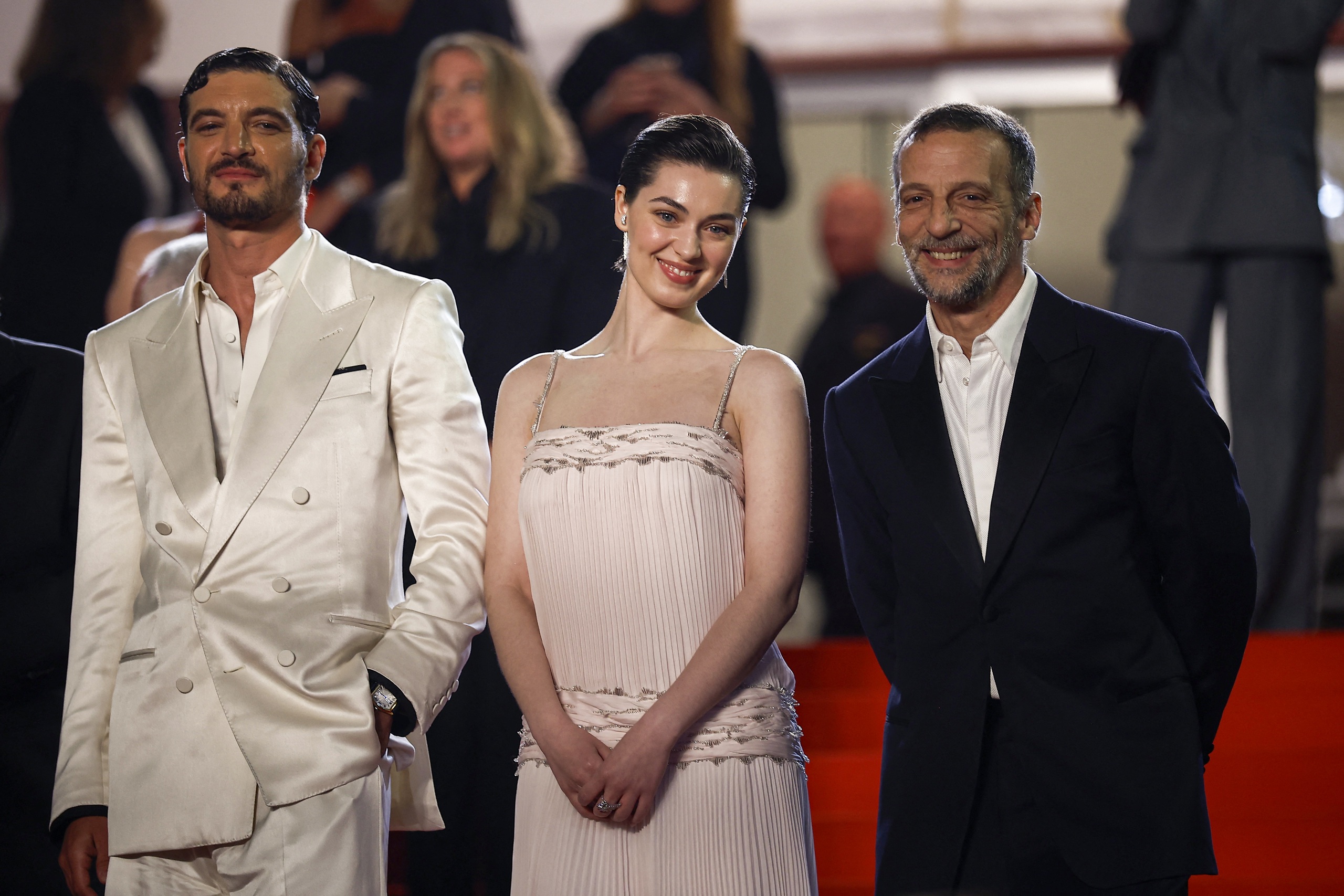 Bella Hadid mặc táo bạo, đọ sắc bên dàn mỹ nhân dự Cannes - Ảnh 4.