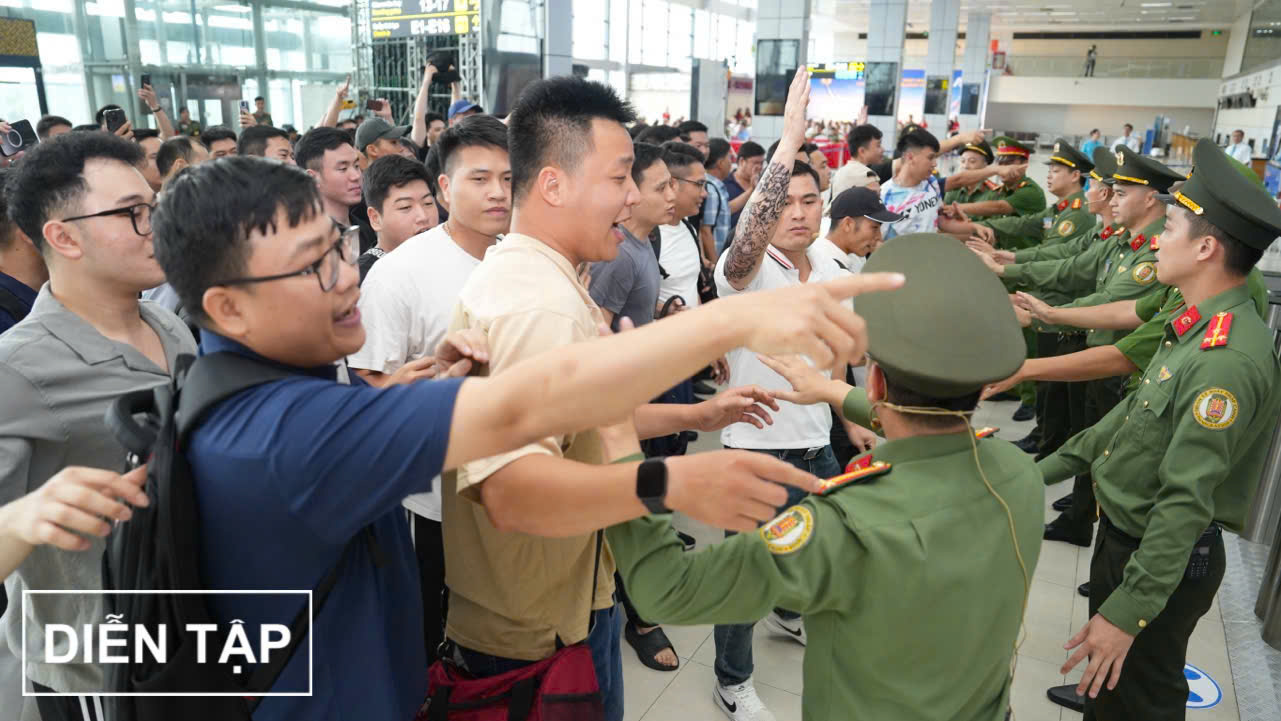Cận cảnh pha khống chế đối tượng phá rối 'siêu' gay cấn tại sân bay Nội Bài- Ảnh 3. Cận cảnh pha khống chế đối tượng phá rối 'siêu' gay cấn tại sân bay Nội Bài- Ảnh 3.
