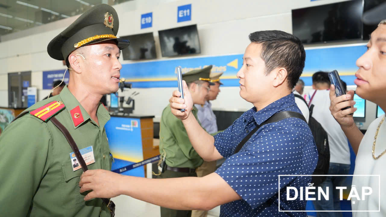 Cận cảnh pha khống chế đối tượng phá rối 'siêu' gay cấn tại sân bay Nội Bài- Ảnh 6. Cận cảnh pha khống chế đối tượng phá rối 'siêu' gay cấn tại sân bay Nội Bài- Ảnh 6.