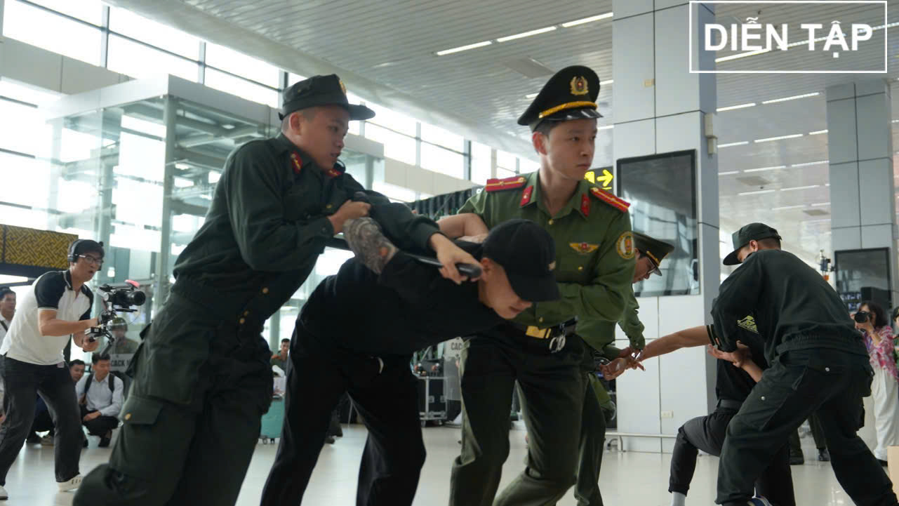 Cận cảnh pha khống chế đối tượng phá rối 'siêu' gay cấn tại sân bay Nội Bài- Ảnh 9. Cận cảnh pha khống chế đối tượng phá rối 'siêu' gay cấn tại sân bay Nội Bài- Ảnh 9.