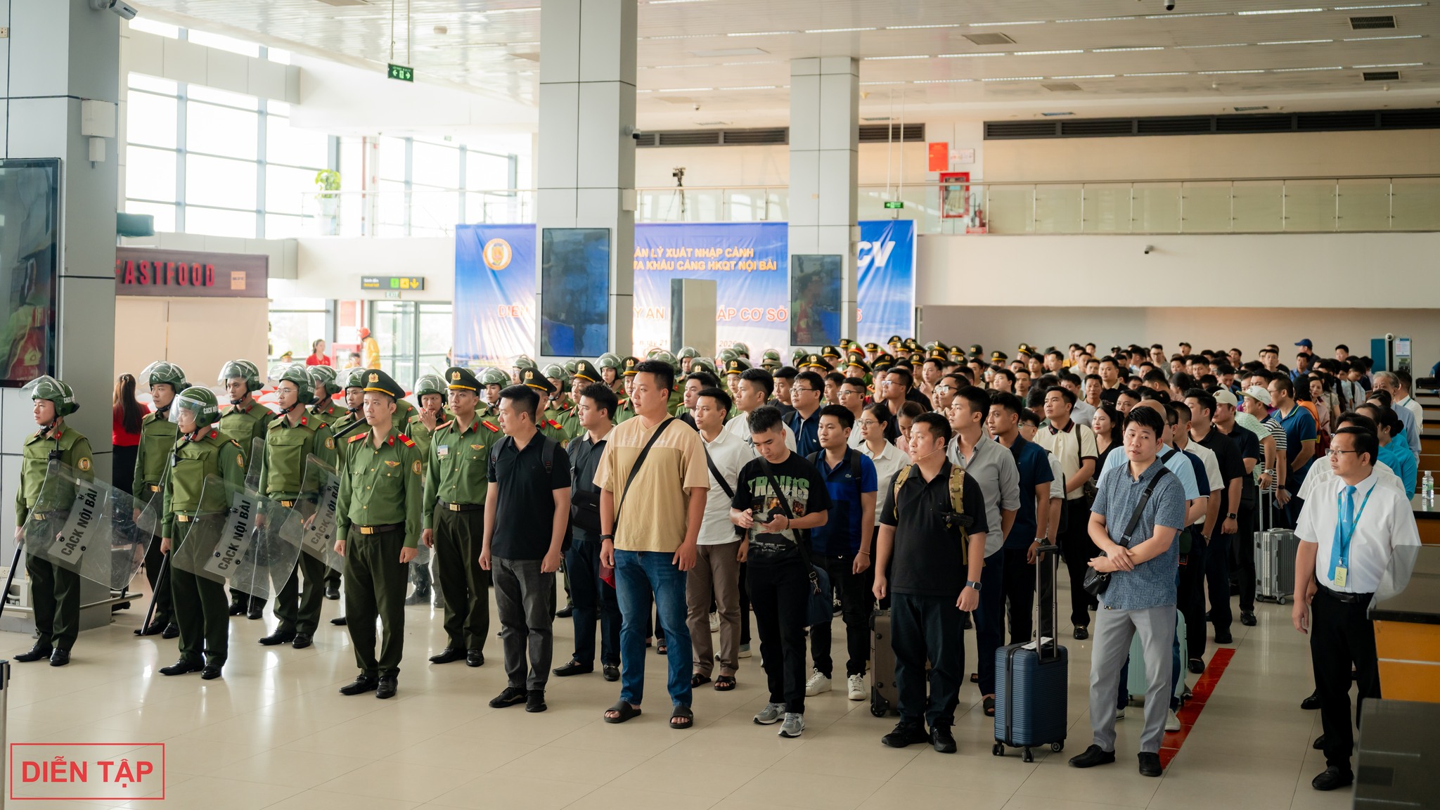 Cận cảnh pha khống chế đối tượng phá rối 'siêu' gay cấn tại sân bay Nội Bài- Ảnh 1. Cận cảnh pha khống chế đối tượng phá rối 'siêu' gay cấn tại sân bay Nội Bài- Ảnh 1.