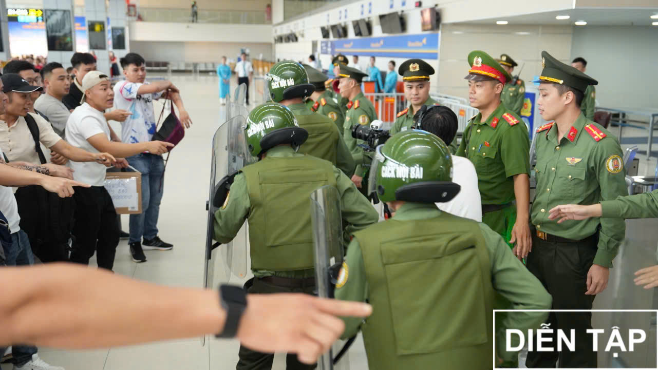 Cận cảnh pha khống chế đối tượng phá rối 'siêu' gay cấn tại sân bay Nội Bài- Ảnh 5. Cận cảnh pha khống chế đối tượng phá rối 'siêu' gay cấn tại sân bay Nội Bài- Ảnh 5.
