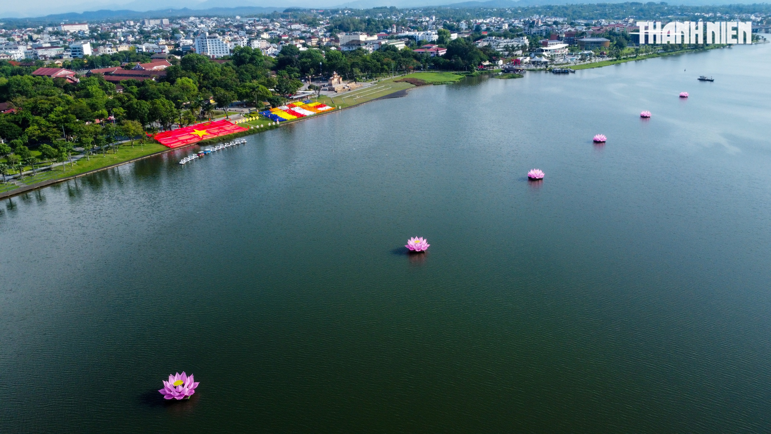 Kịp thời điều chỉnh lá cờ Phật đản khổng lồ bị xếp ngược bên bờ sông Hương - Ảnh 6.
