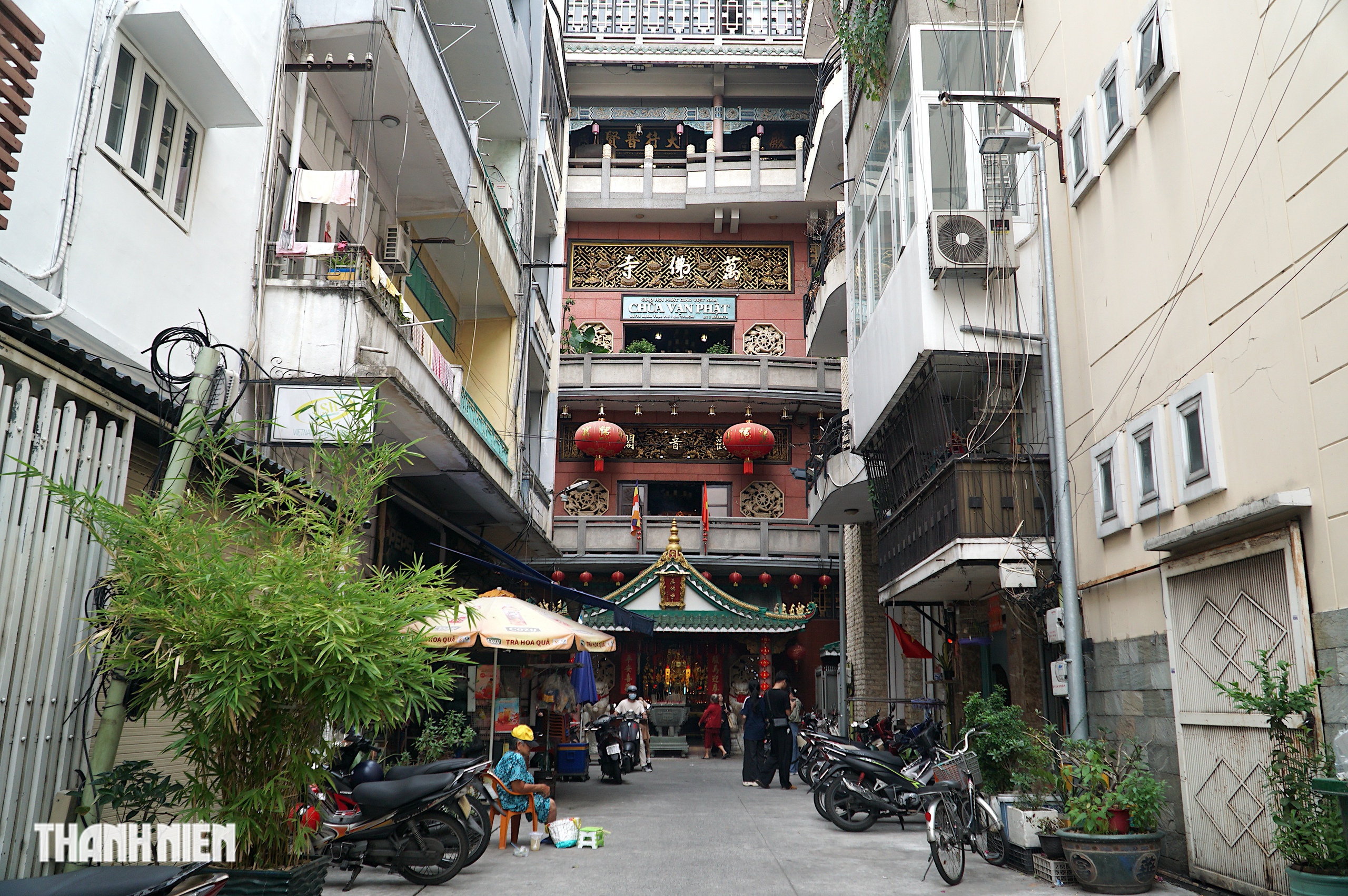 Chùa trong hẻm ở TP.HCM: Ngôi chùa người Hoa có 5 tầng lầu - Ảnh 1.