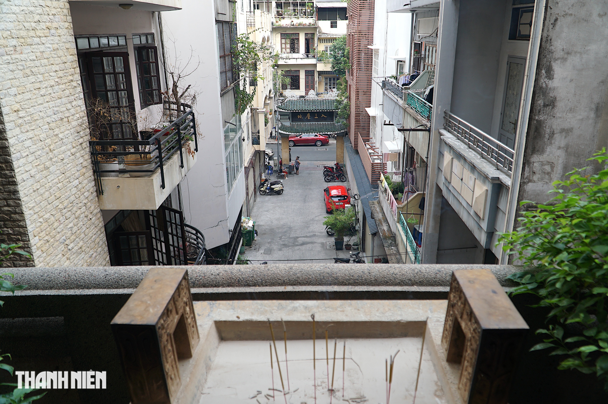 Chùa trong hẻm ở TP.HCM: Ngôi chùa người Hoa có 5 tầng lầu - Ảnh 2.