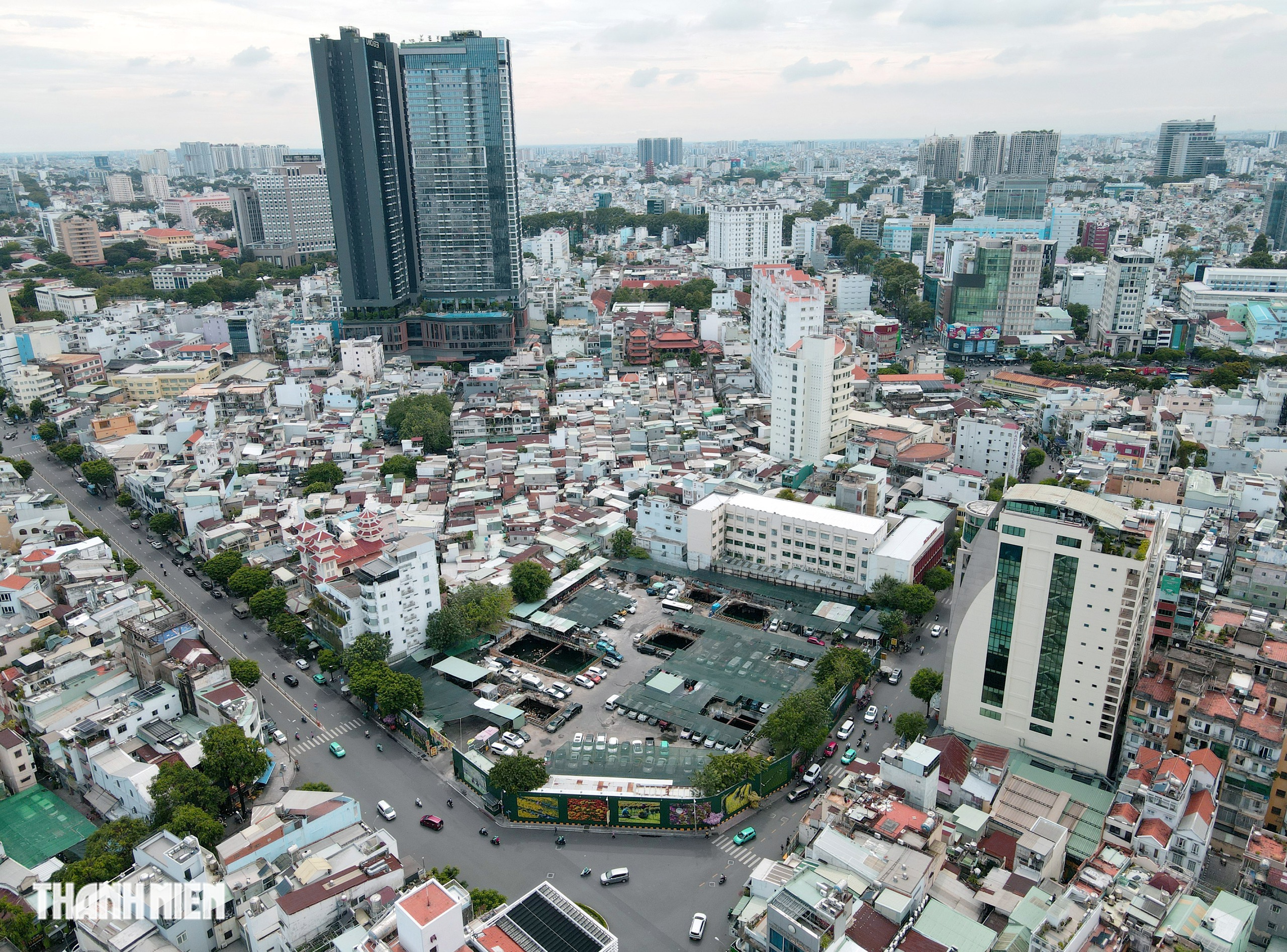 Cận cảnh những khu đất công quây kín giữa trung tâm TP.HCM chờ “thay áo mới” - Ảnh 1.