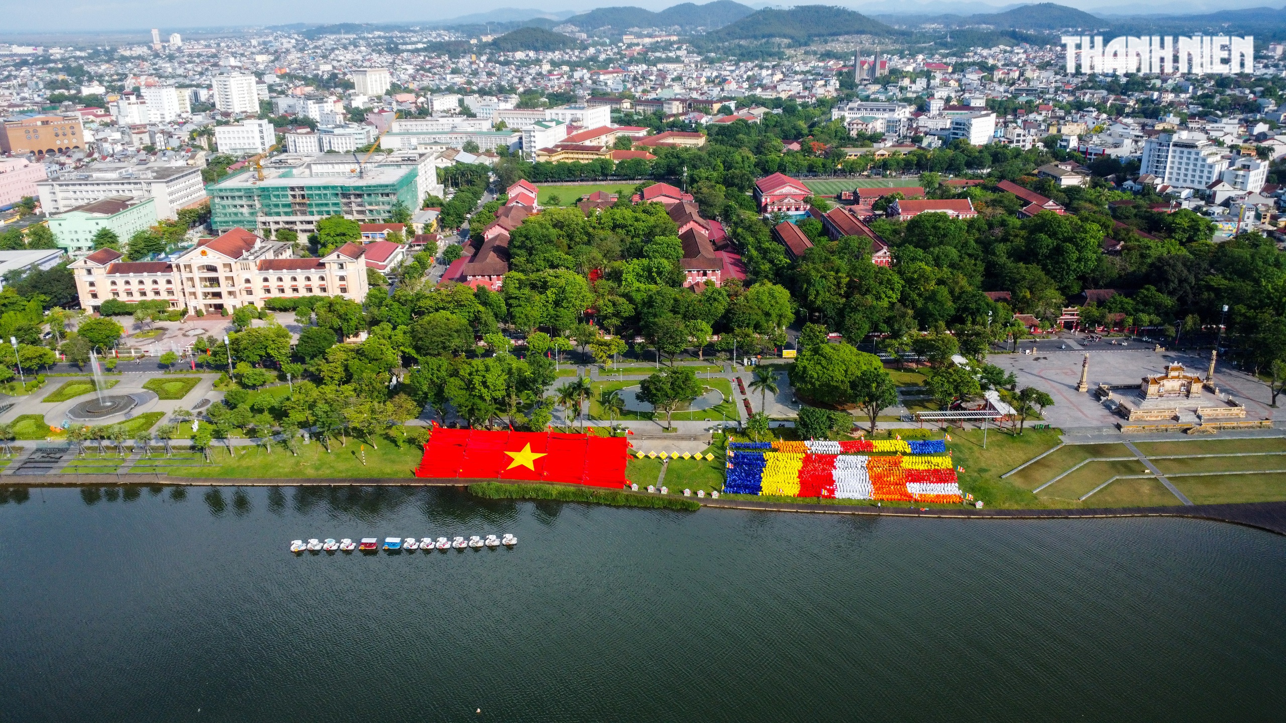 Kịp thời điều chỉnh lá cờ Phật đản khổng lồ bị xếp ngược bên bờ sông Hương - Ảnh 3.