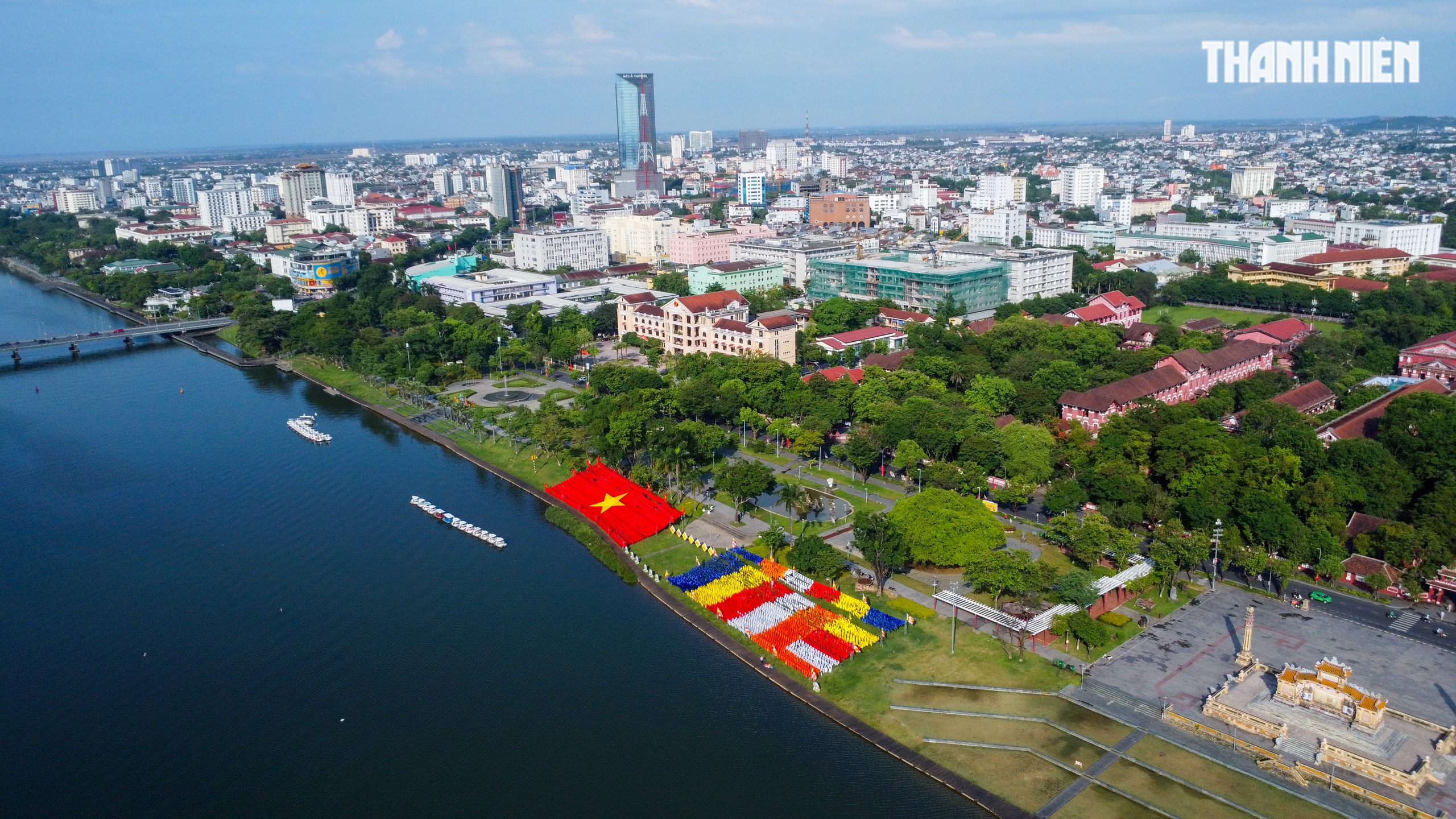 Kịp thời điều chỉnh lá cờ Phật đản khổng lồ bị xếp ngược bên bờ sông Hương - Ảnh 5.
