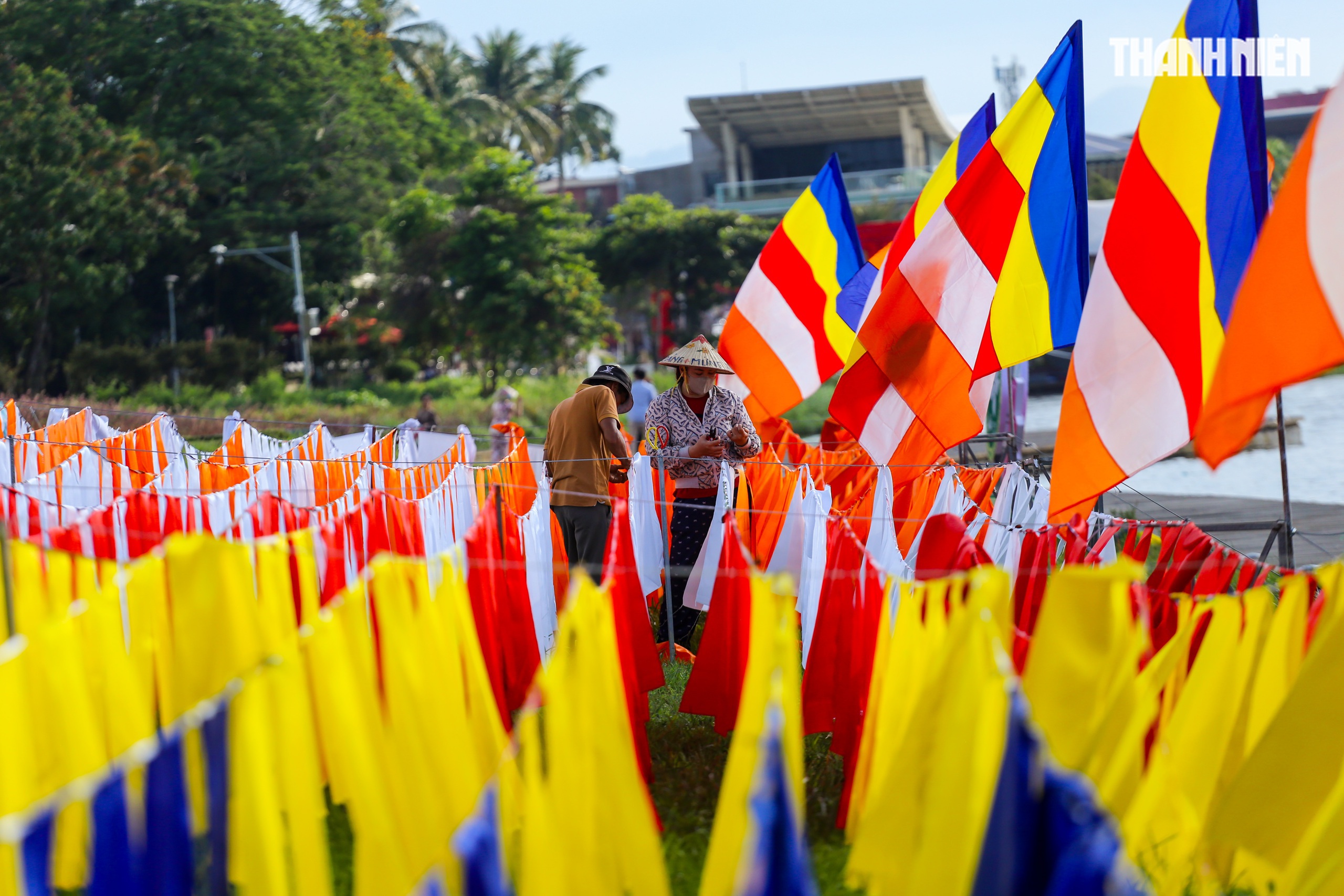 Kịp thời điều chỉnh lá cờ Phật đản khổng lồ bị xếp ngược bên bờ sông Hương - Ảnh 2.