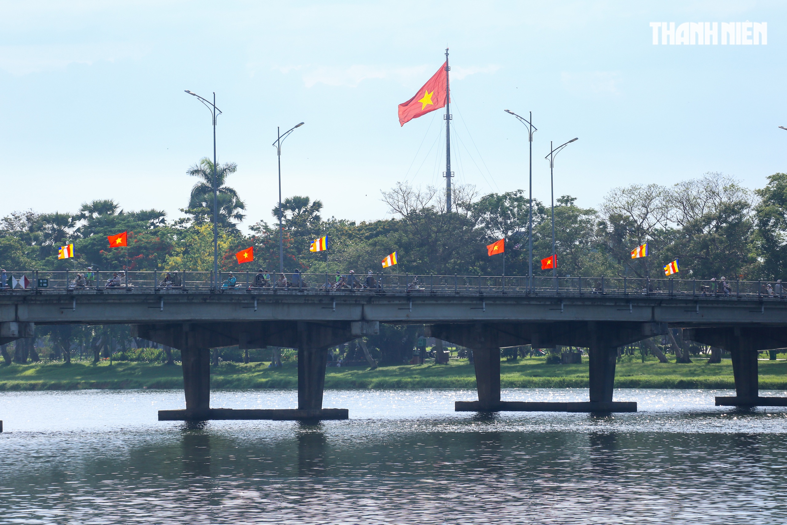 Kịp thời điều chỉnh lá cờ Phật đản khổng lồ bị xếp ngược bên bờ sông Hương - Ảnh 10.