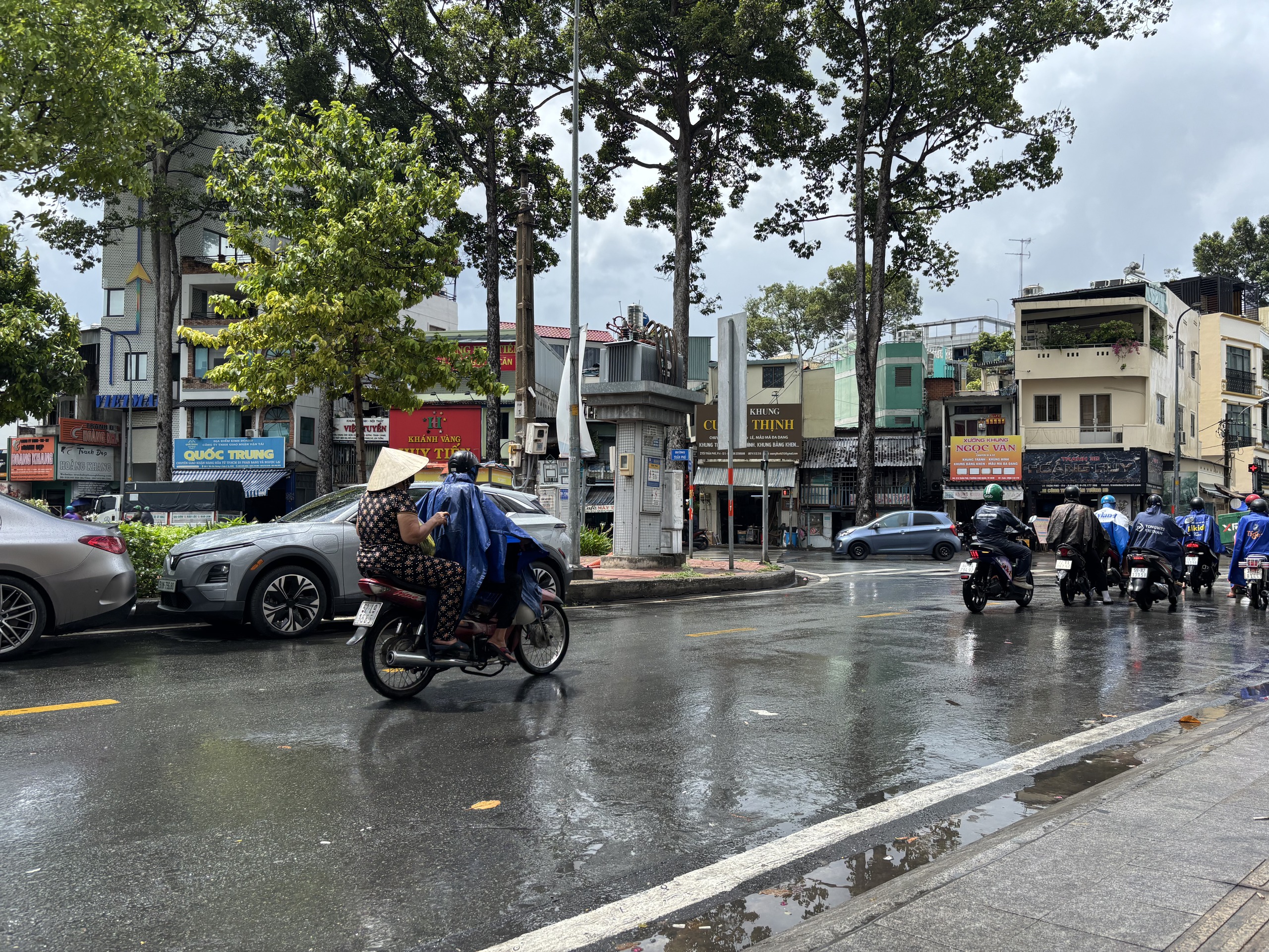TP.HCM mưa từ sáng sớm, mát mẻ cả ngày: Chuyên gia cảnh báo nguy cơ ngập- Ảnh 1. TP.HCM mưa từ sáng sớm, mát mẻ cả ngày: Chuyên gia cảnh báo nguy cơ ngập- Ảnh 1.