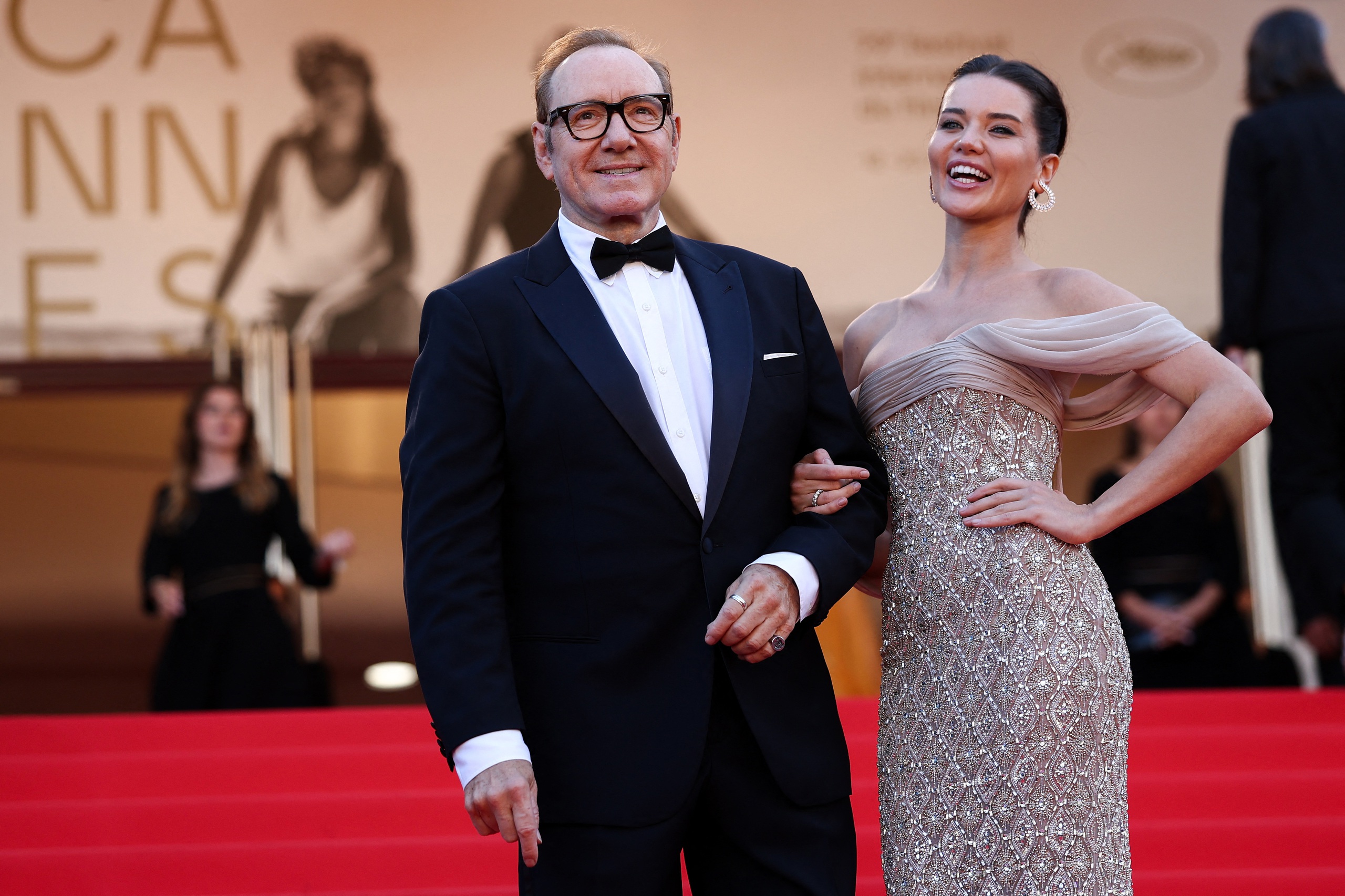 Bella Hadid mặc táo bạo, đọ sắc bên dàn mỹ nhân dự Cannes - Ảnh 7.