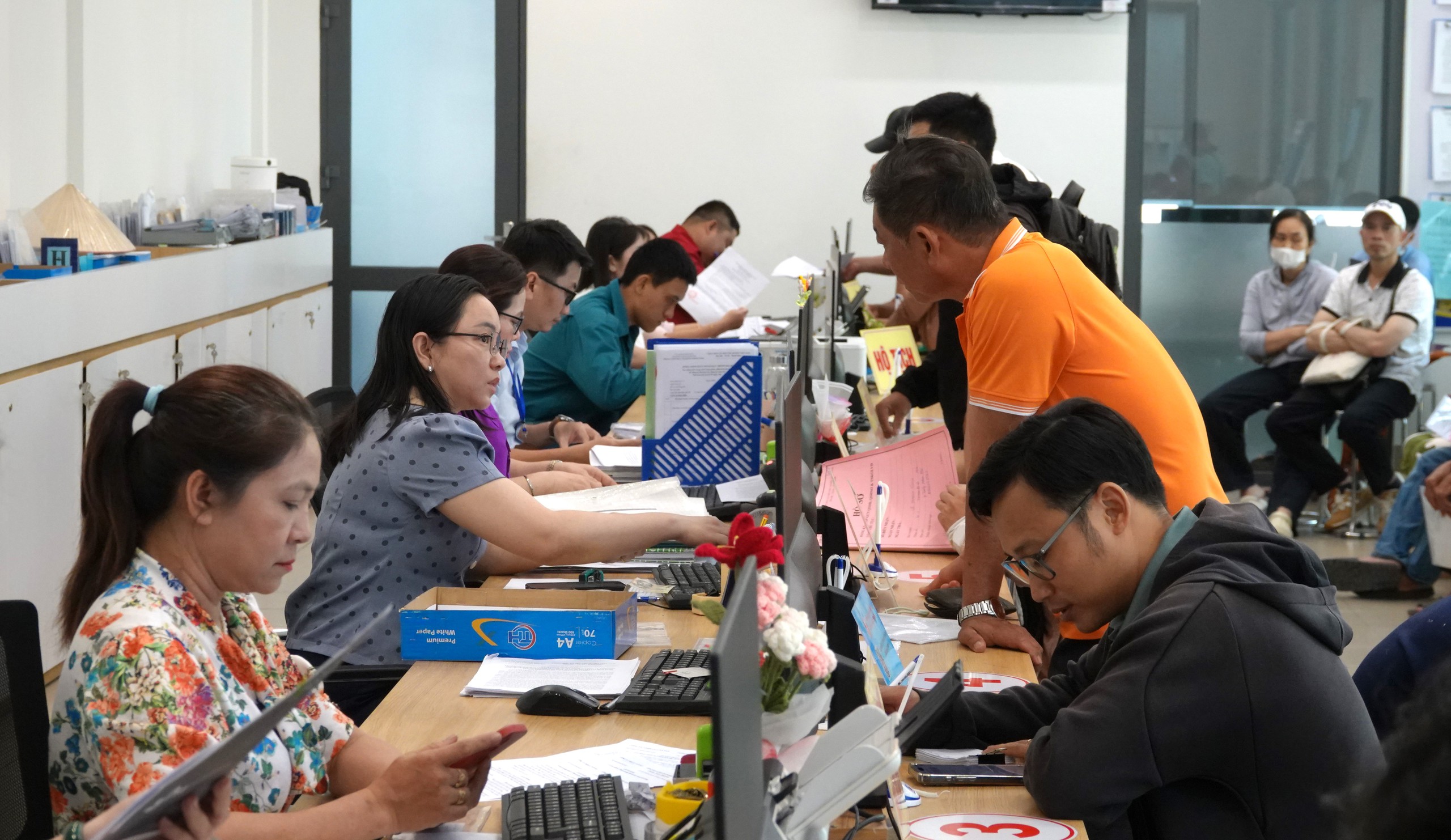 TP.HCM chi thu nhập tăng thêm hơn 67.000 tỉ đồng trong 8 năm - Ảnh 1.