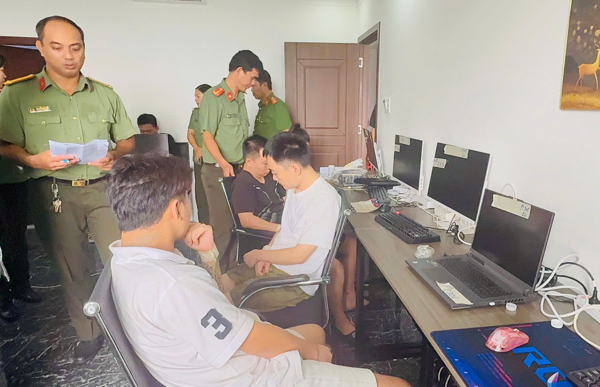 Công an TP.HCM bắt quả tang 85 người Trung Quốc thuê khách sạn để lừa đảo - Ảnh 1.