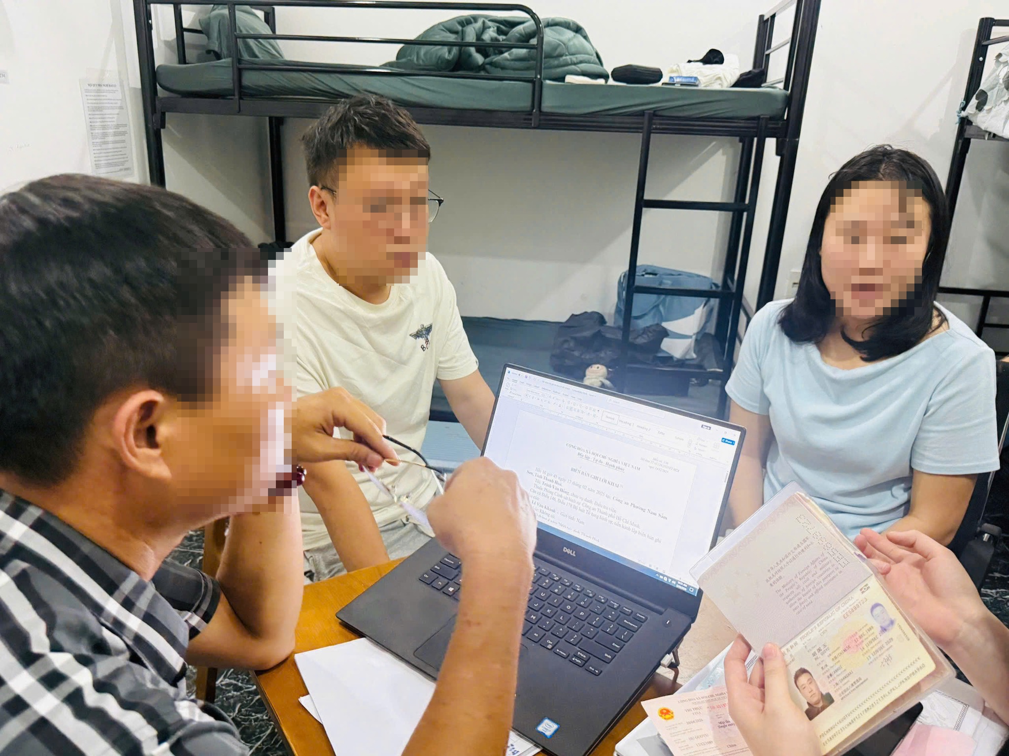 Công an TP.HCM bắt quả tang 85 người Trung Quốc thuê khách sạn để lừa đảo - Ảnh 2.