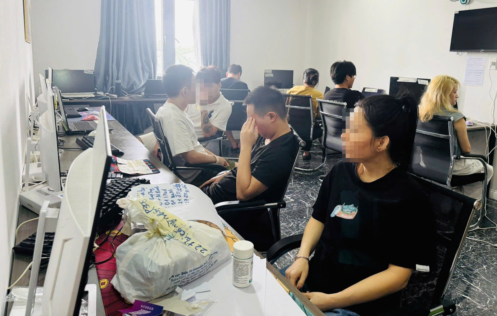 Công an TP.HCM bắt quả tang 85 người Trung Quốc thuê khách sạn để lừa đảo - Ảnh 3.