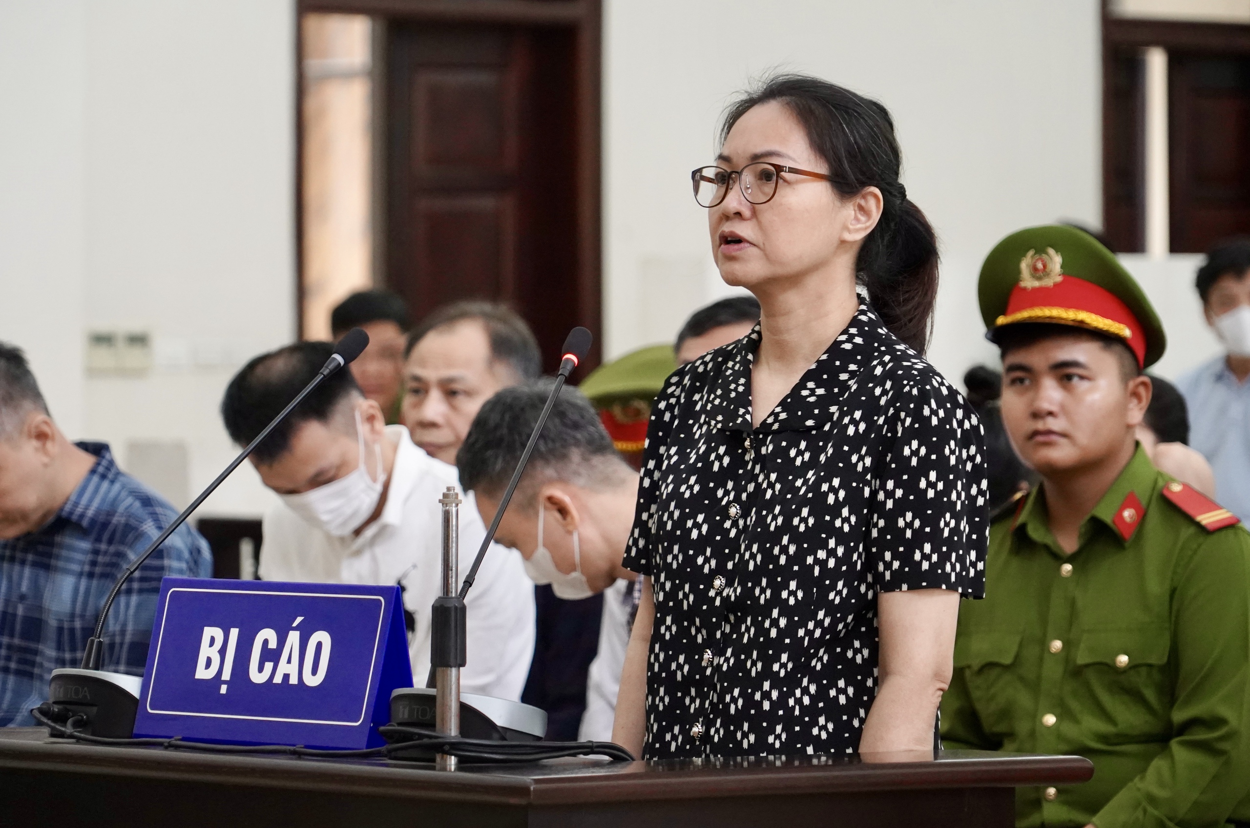 Cựu Cục trưởng Trần Việt Nga mong tòa giảm án cho chồng để ở ngoài nuôi con - Ảnh 2.