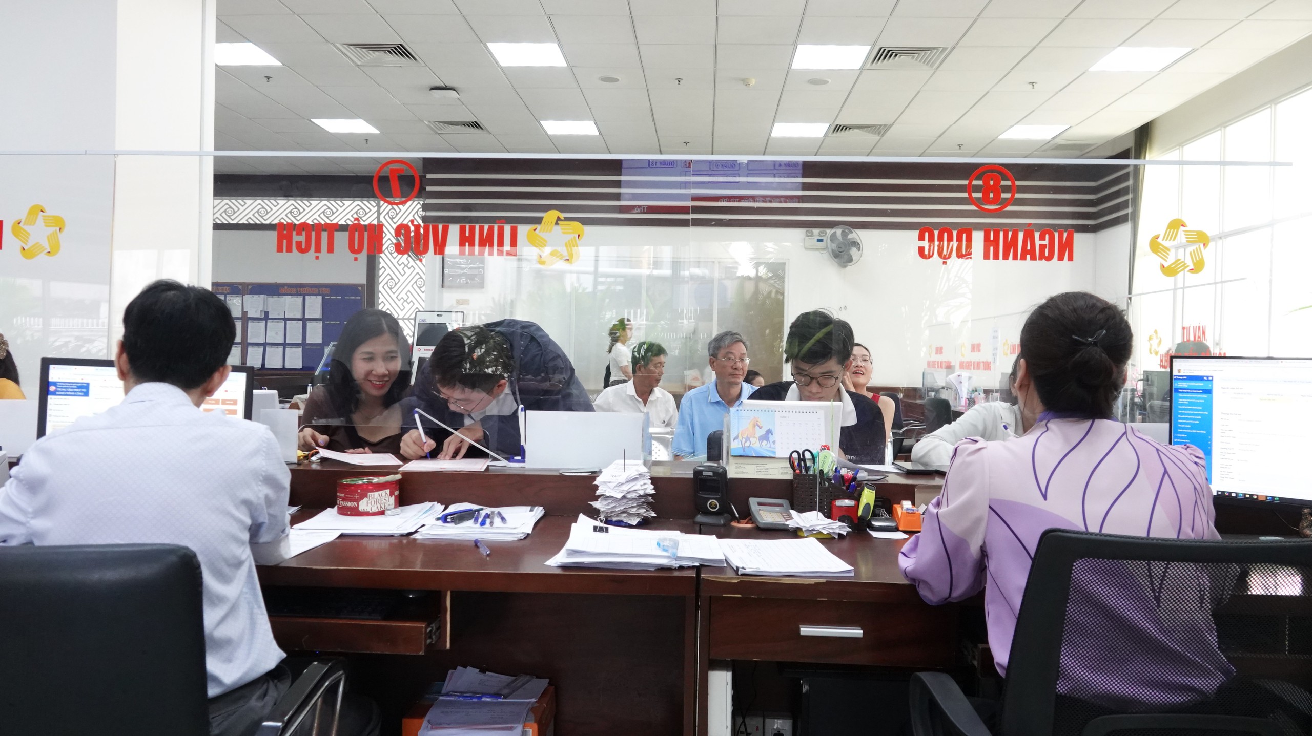TP.HCM chi thu nhập tăng thêm hơn 67.000 tỉ đồng trong 8 năm - Ảnh 2.