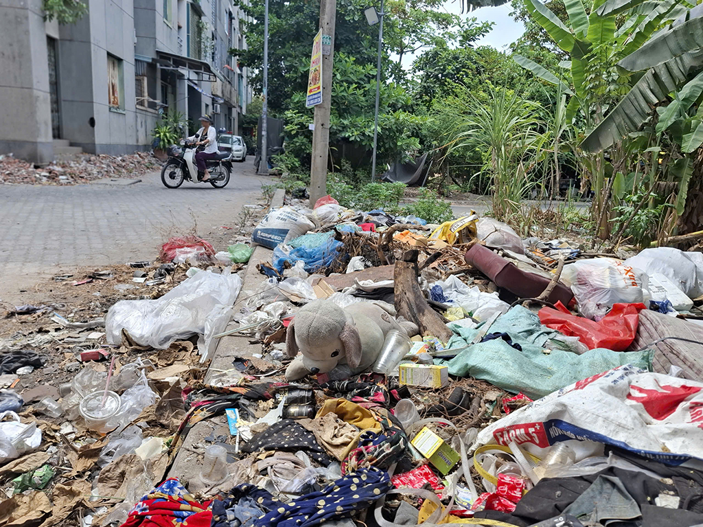 Điểm tập kết rác gần trường học