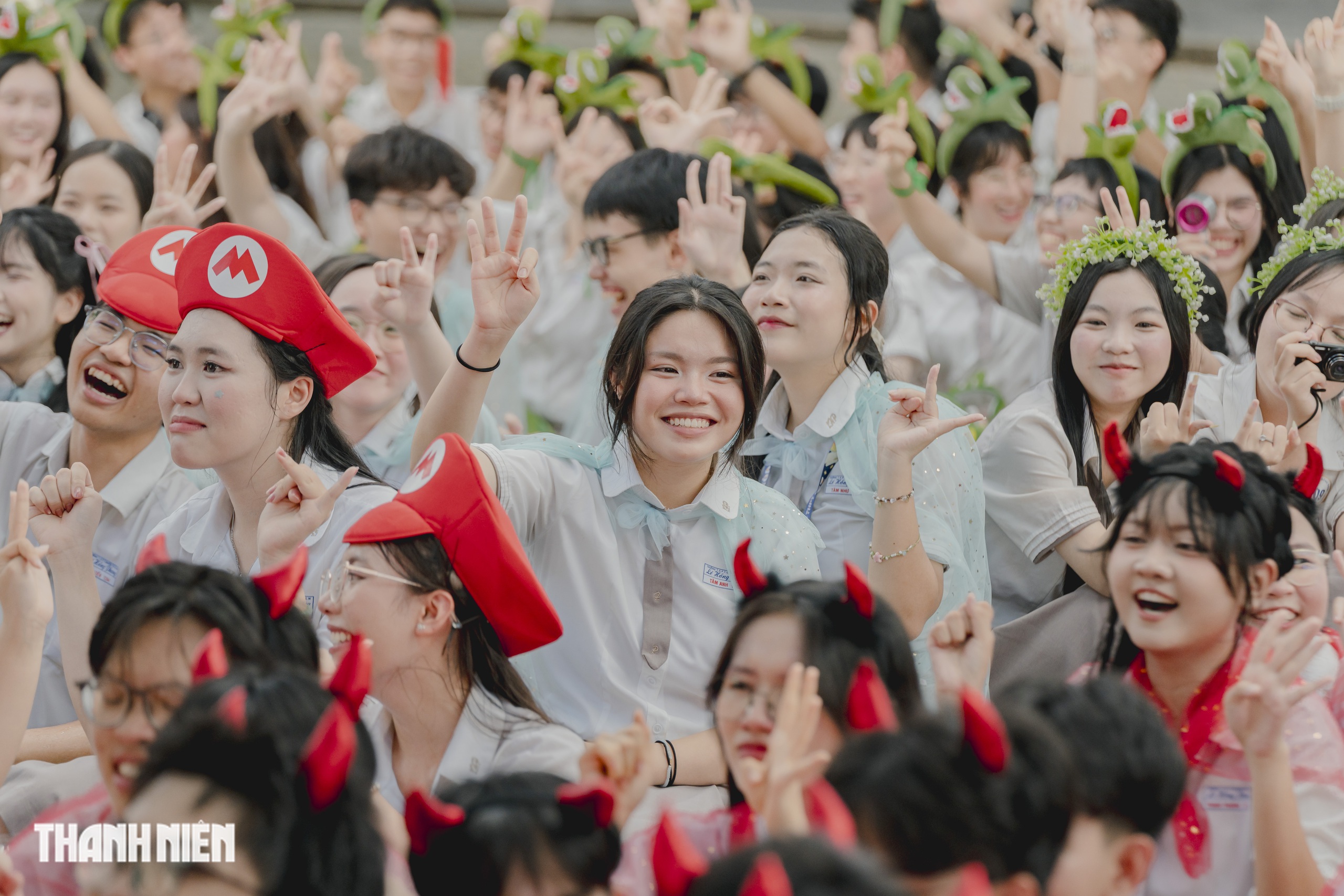 Học sinh chuyên Lê Hồng Phong 'tỏa sáng' băng qua nhiều lần cuối trong ngày chia tay - Ảnh 7.