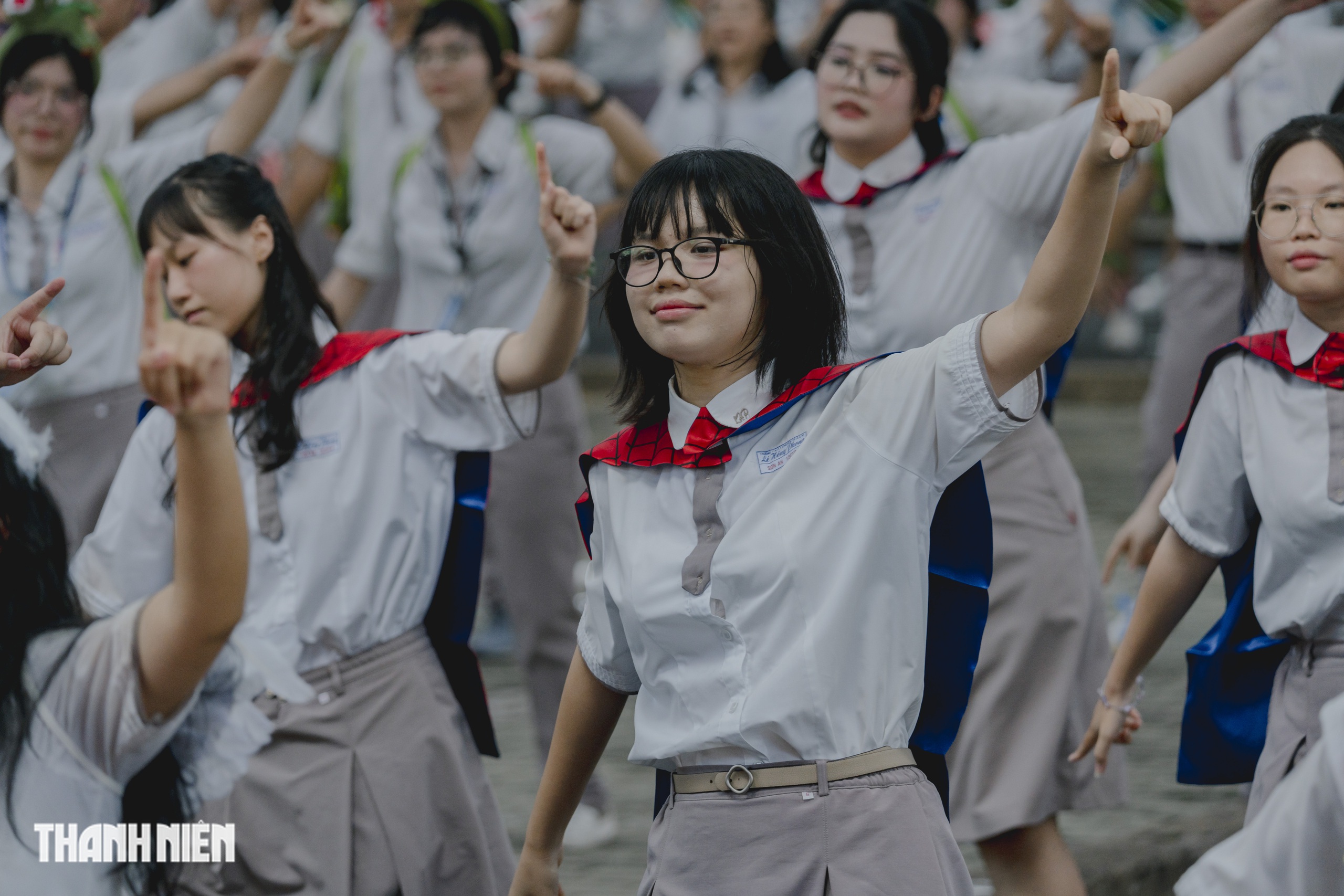 Học sinh chuyên Lê Hồng Phong 'tỏa sáng' băng qua nhiều lần cuối trong ngày chia tay - Ảnh 5.