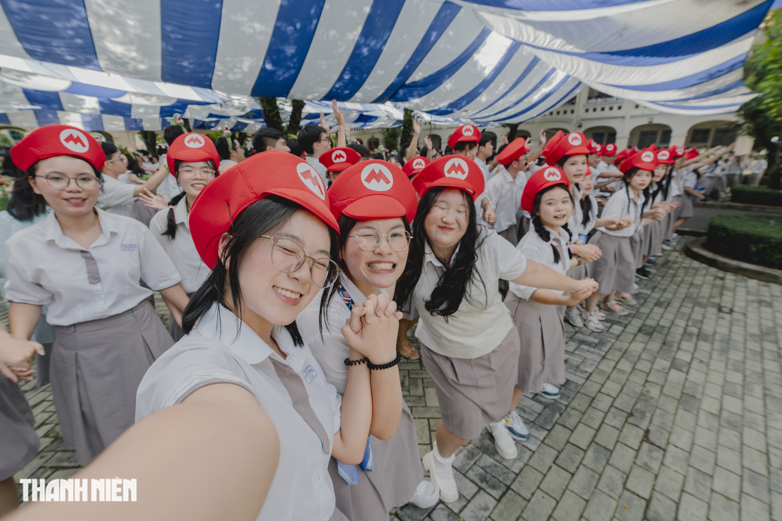 Học sinh chuyên Lê Hồng Phong 'tỏa sáng' băng qua nhiều lần cuối trong ngày chia tay - Ảnh 16.