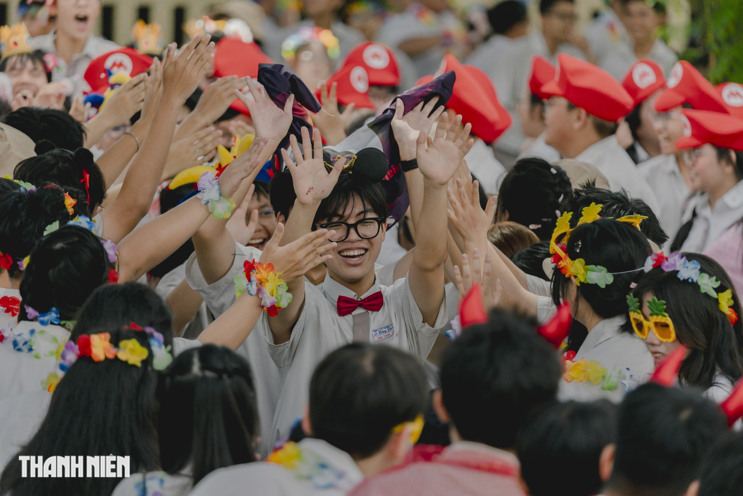 Học sinh chuyên Lê Hồng Phong 'tỏa sáng' băng qua nhiều lần cuối trong ngày chia tay - Ảnh 3.